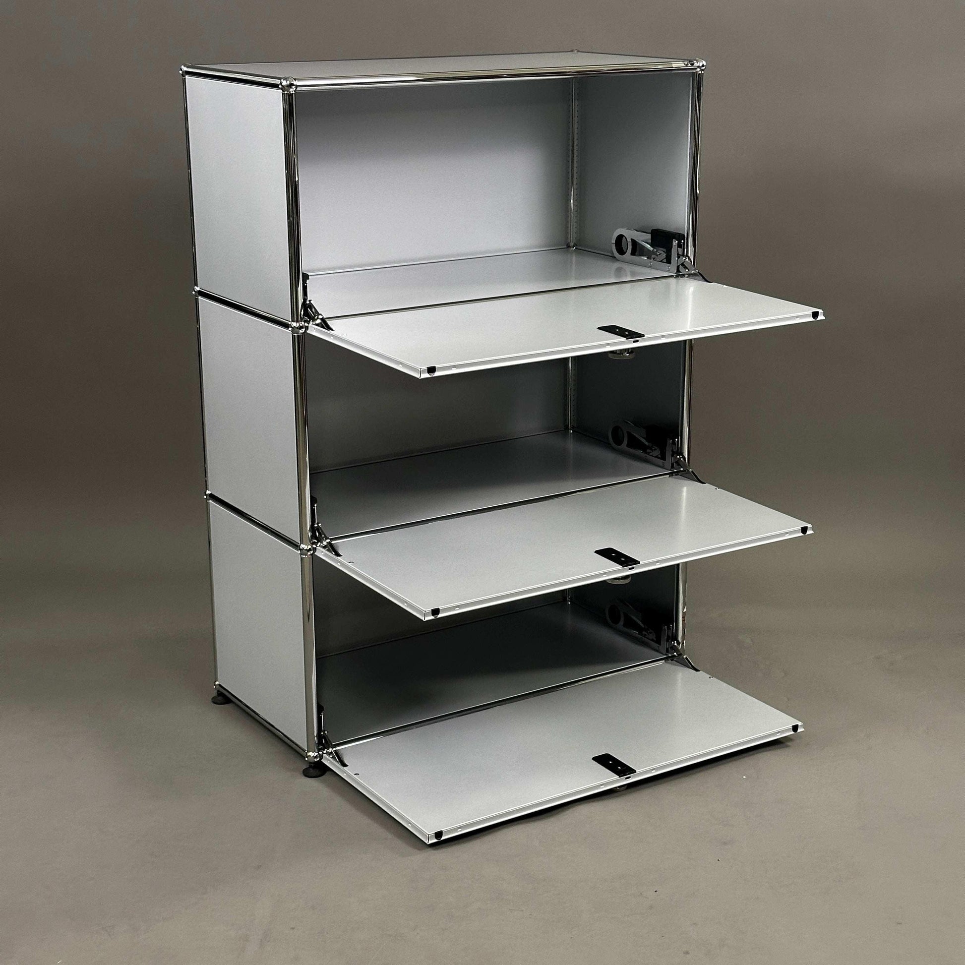 USM Haller Highboard 1x3 mattsilber mit drei Klappen offen und moderner Metallrahmen