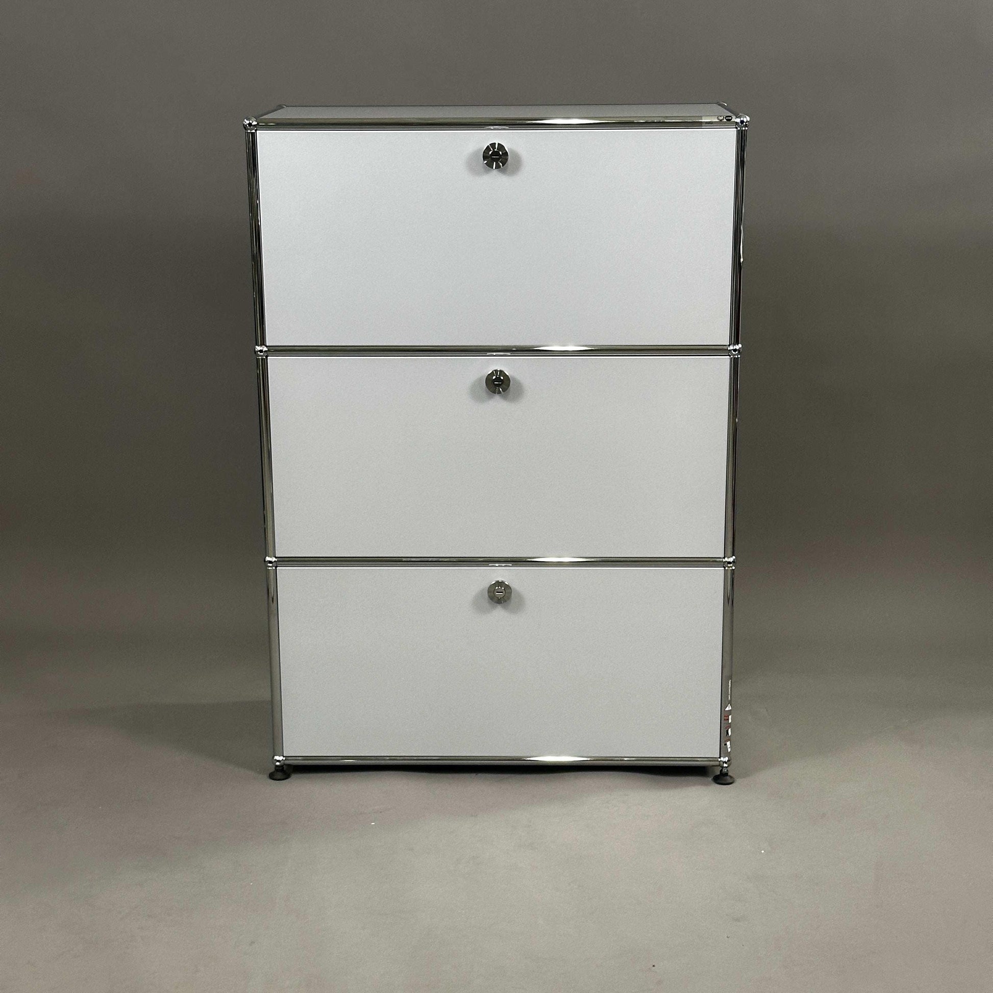 USM Haller Highboard 1x3 mit Klappen in mattsilber, modernes Aufbewahrungsmöbel, 78x109x38 cm, minimalistisches Design