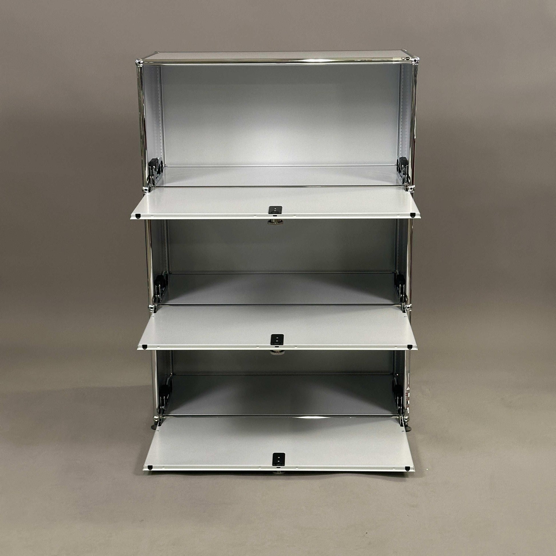USM Haller Highboard 1x3 mattsilber mit drei geöffneten Klappen und Regalfächern