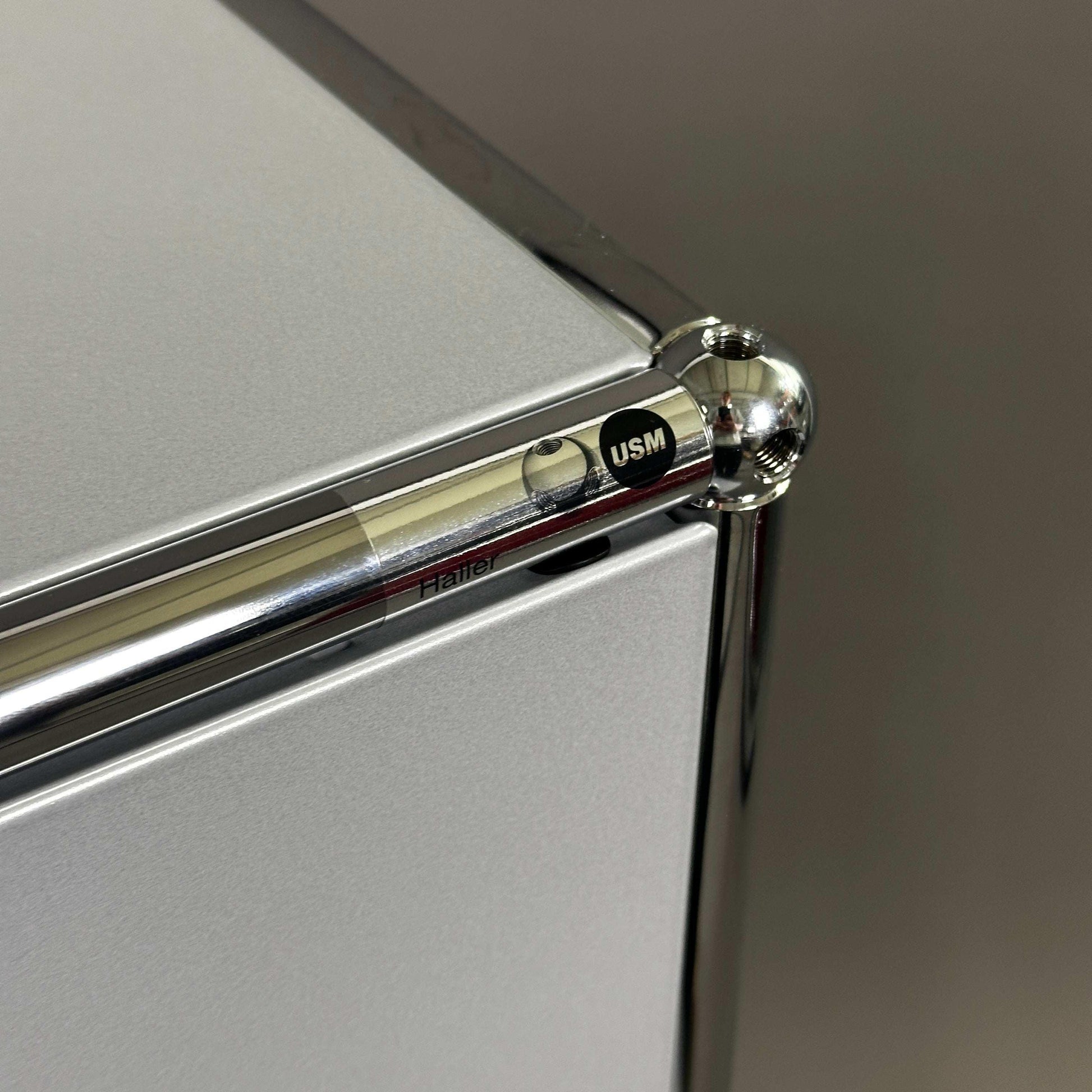 USM Haller Highboard 1x3 in mattsilber mit chromfarbenem Gestell und Klappen