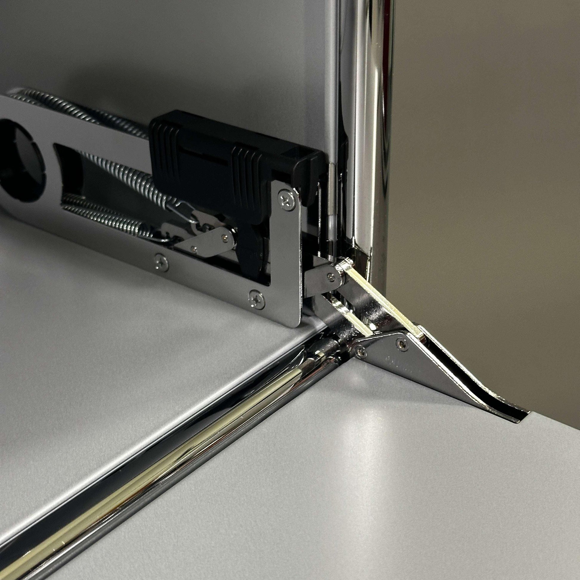 USM Haller Highboard Ecke mit Klappenbeschlag in mattsilber Nahaufnahme