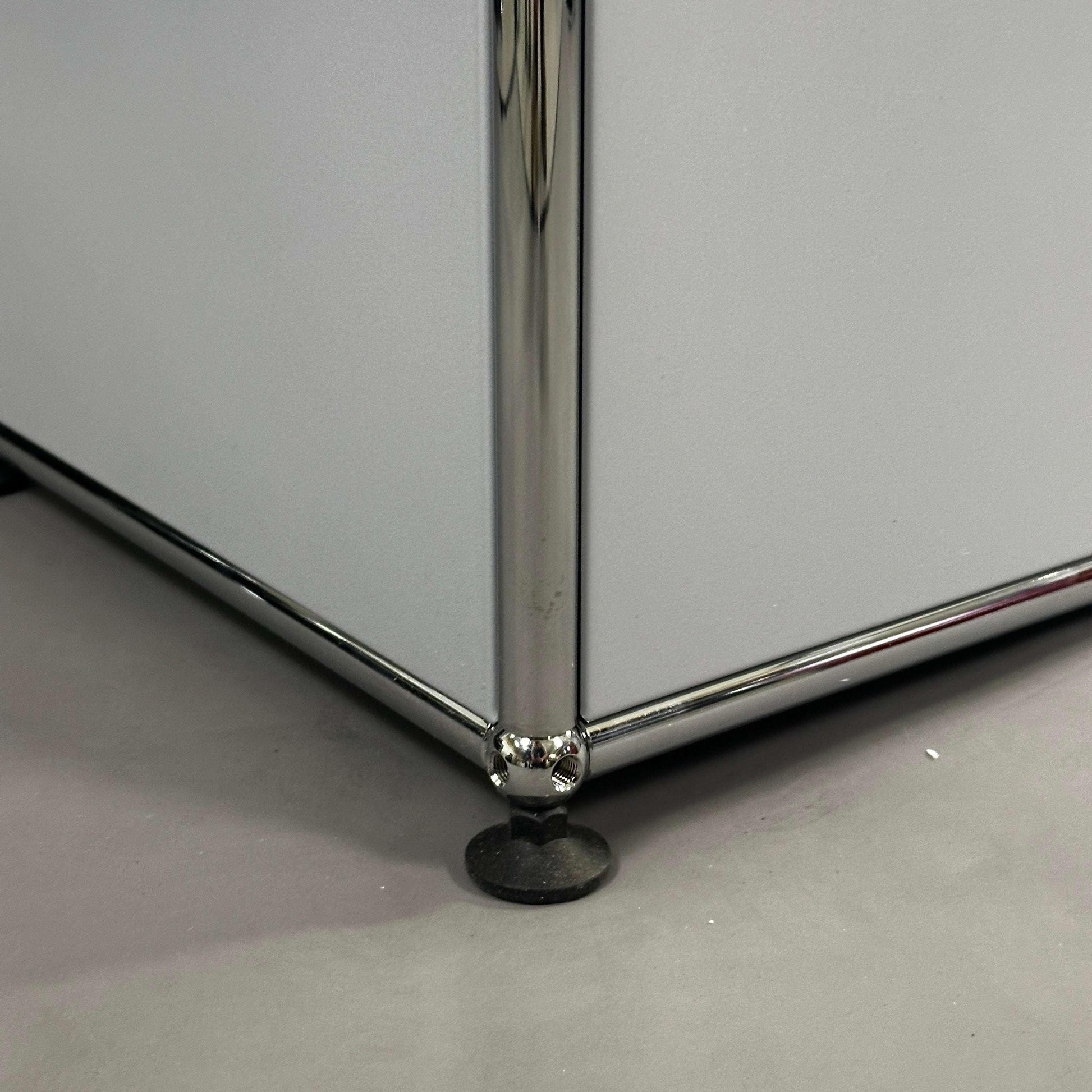 USM Haller Highboard Ecke mattsilber mit verchromtem Stahlrahmen und Fußstütze