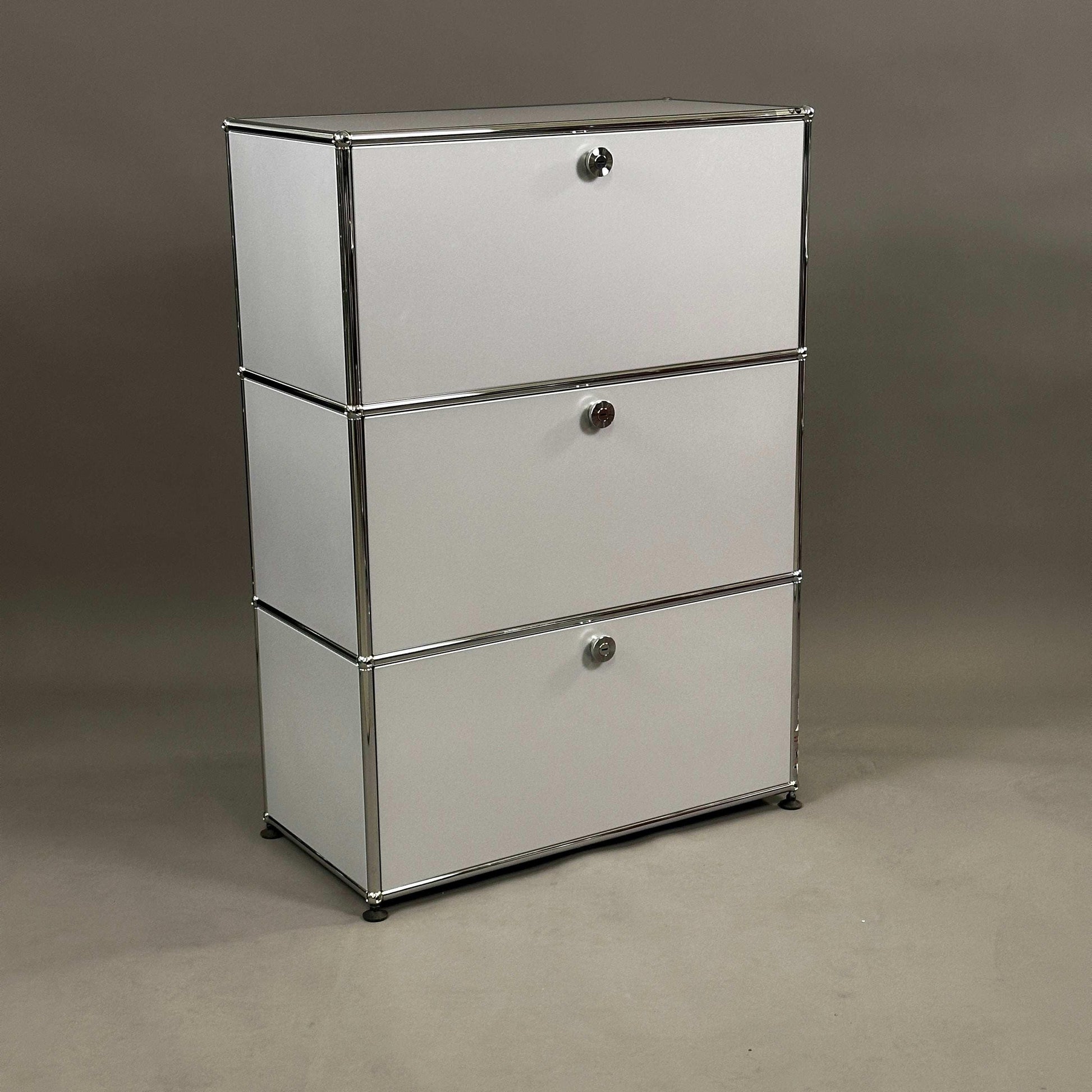 USM Haller Highboard 1x3 mattsilber mit 3 Klappen und Edelstahlrahmen