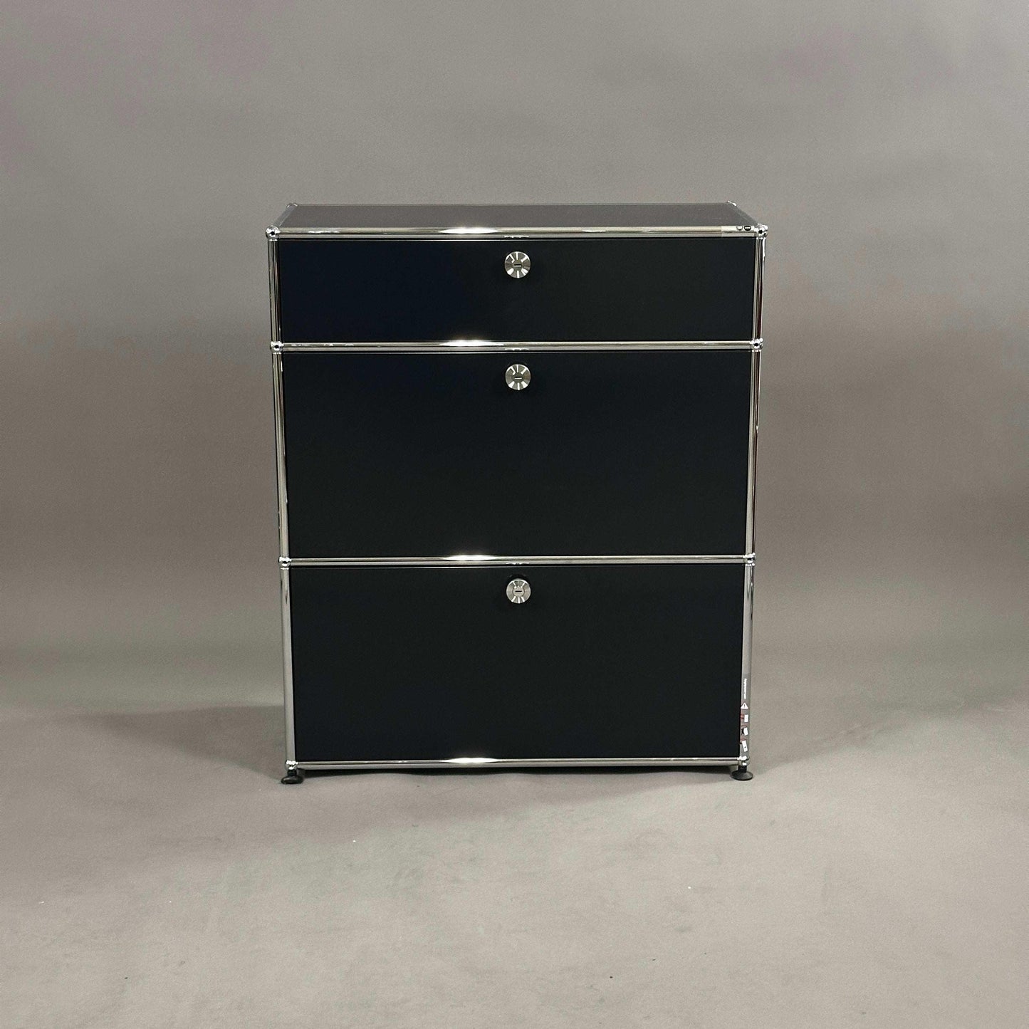 USM Haller Highboard 1x3 schwarz mit Klappen und Auszug, graphitschwarz, Softclose, 78x92x38 cm, neuwertig