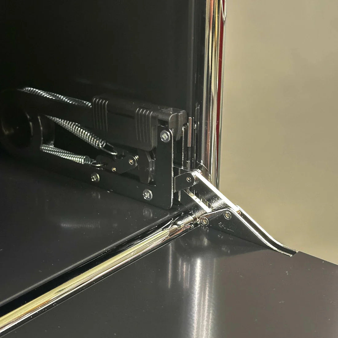 USM Haller Highboard 1x3 schwarz mit Softclose Klappen Nahaufnahme