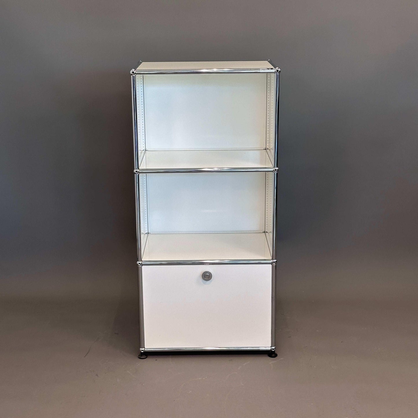 USM Haller Highboard weiß 1x3 mit Klappe 50 cm breit modern und kompakt