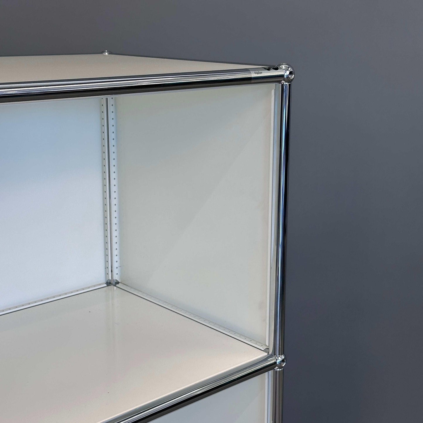 USM Haller Highboard weiß 1x3 mit Klapptür 50 cm breit minimalistisches Design chromrahmen