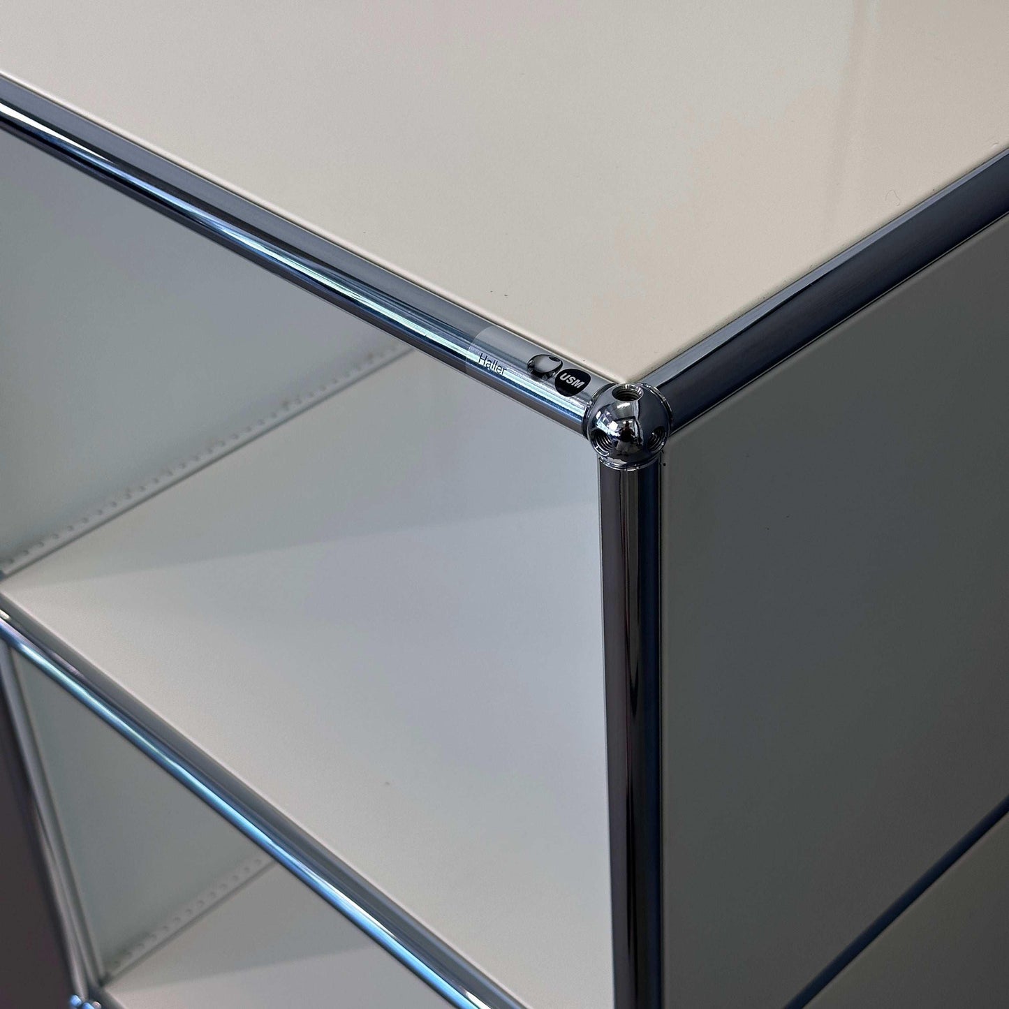 USM Haller Highboard 1x3 weiß mit Klappe und Chromrahmen detail Ansicht