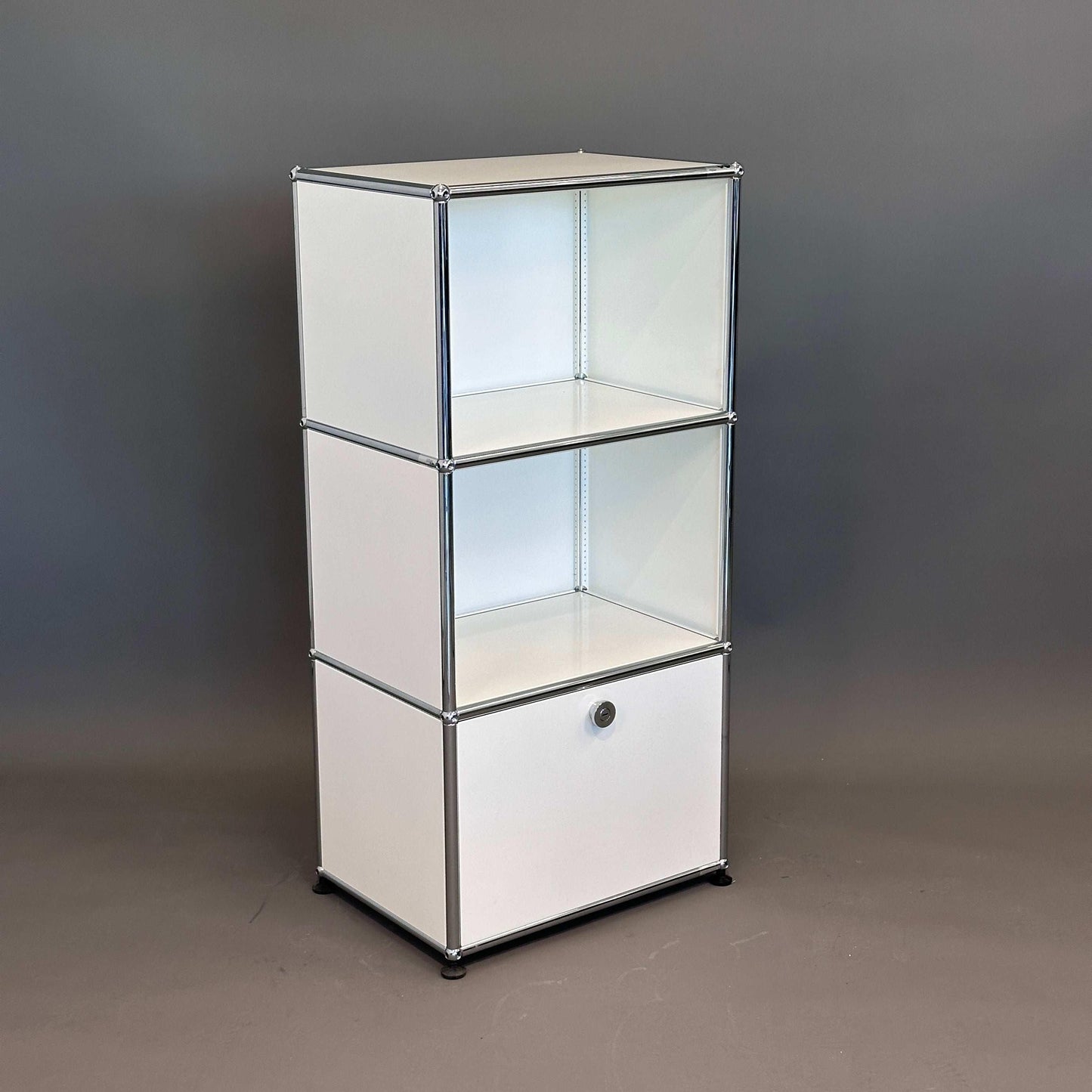 weißes USM Haller Highboard 1x3 mit 1 Klappe und Metallrahmen, 109x53x38 cm