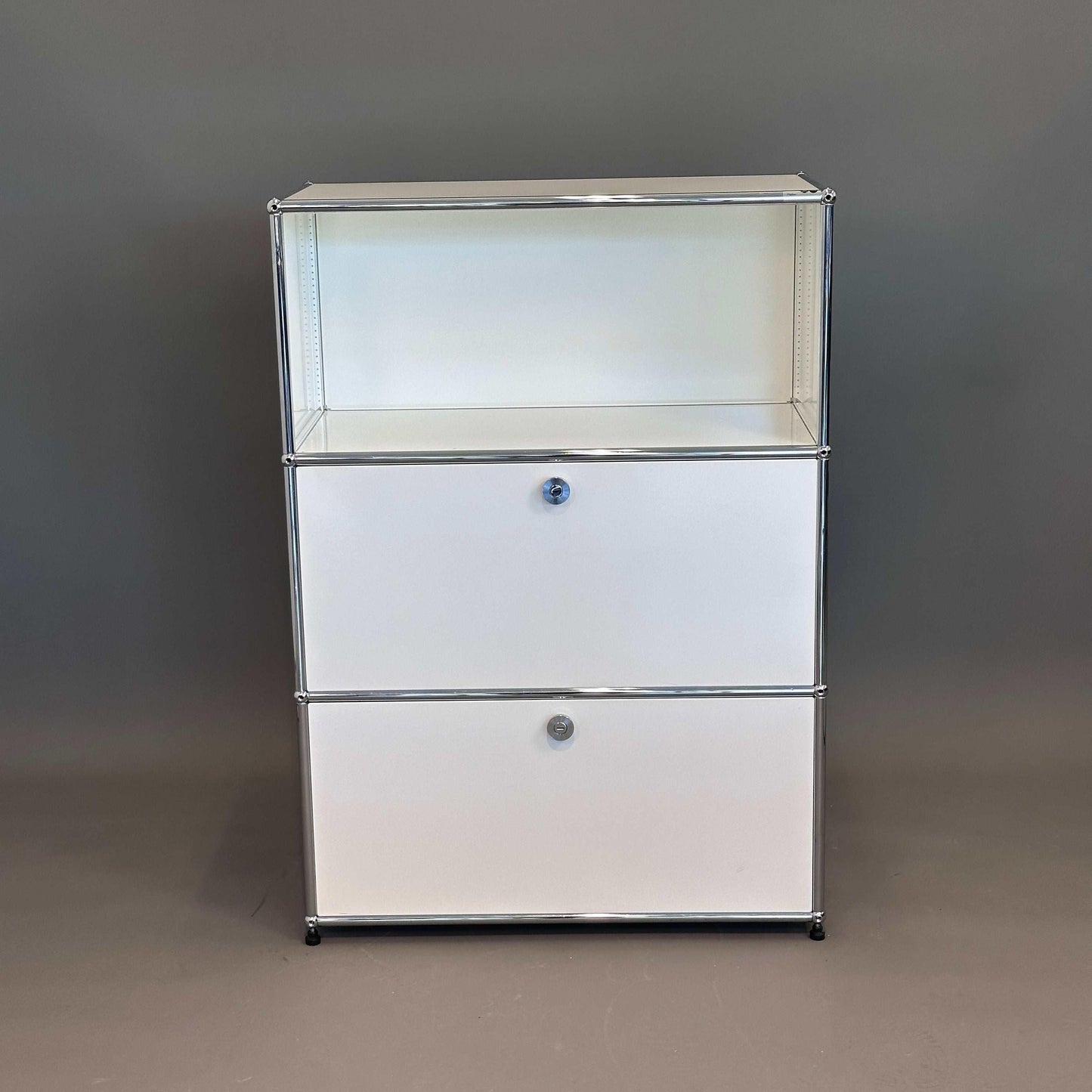 USM Haller Highboard 1x3 weiß mit 2 Klappen Frontansicht freistehend