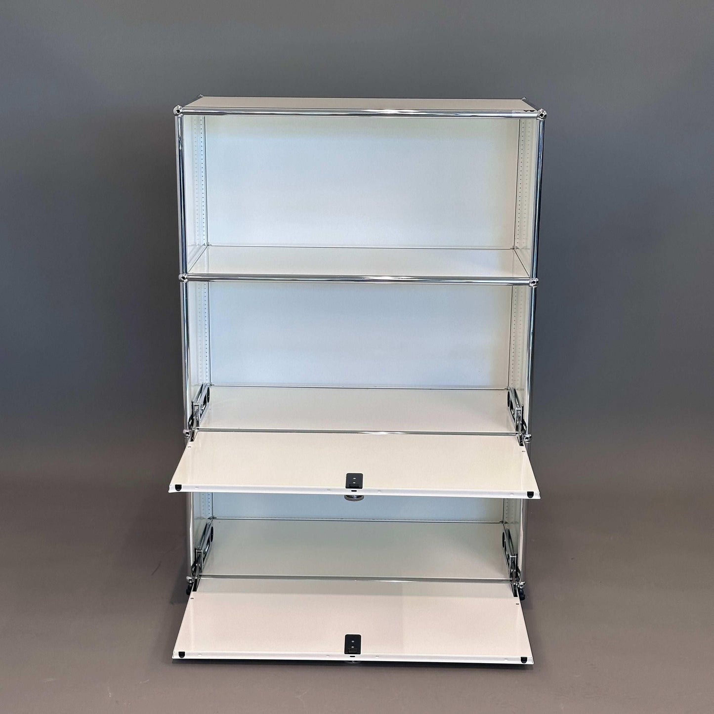 USM Haller Highboard 1x3 weiß mit 2 Klappen, 109x78x38 cm, modernes Design