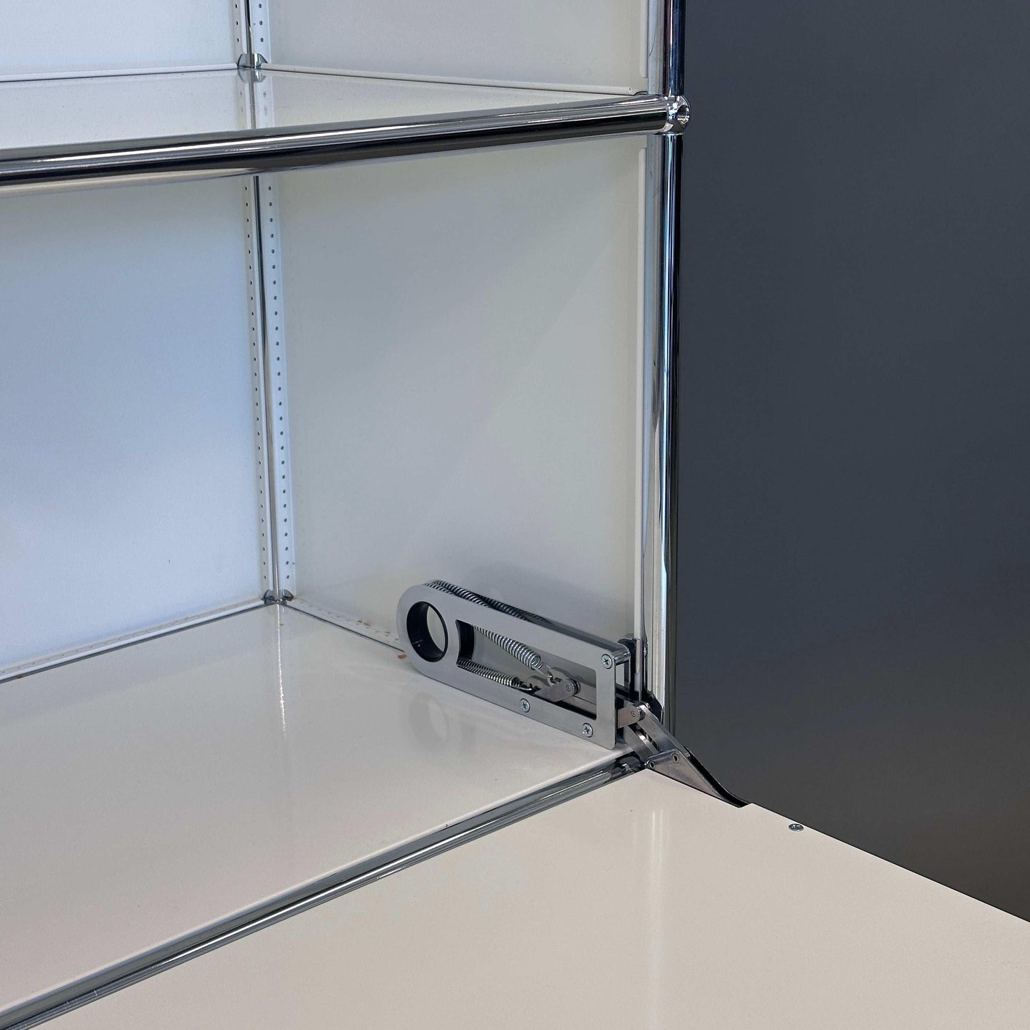 USM Haller Highboard 1x3 weiß mit zwei Klappen und verchromtem Metallrahmen, 109x78x38 cm