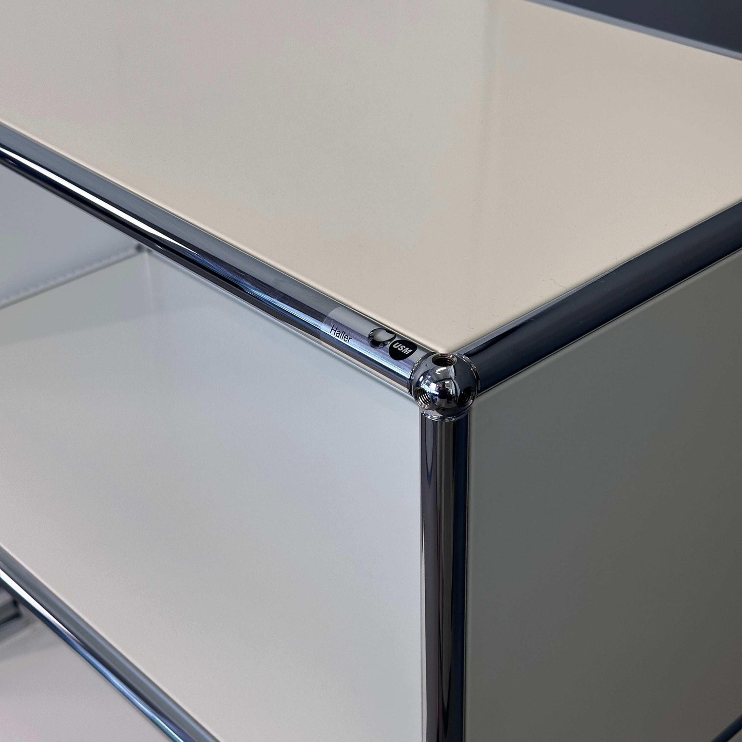 weißes USM Haller Highboard 1x3 mit 2 Klappen und verchromtem Rahmen
