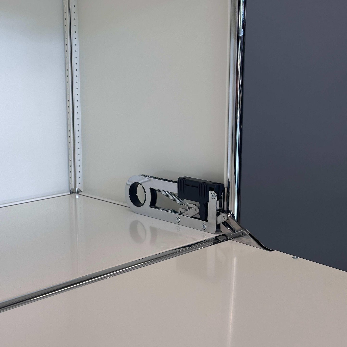 USM Haller Highboard 1x3 weiß mit 3 Klappen und Softclose, modernes Design, 109x78x38 cm, neuwertig