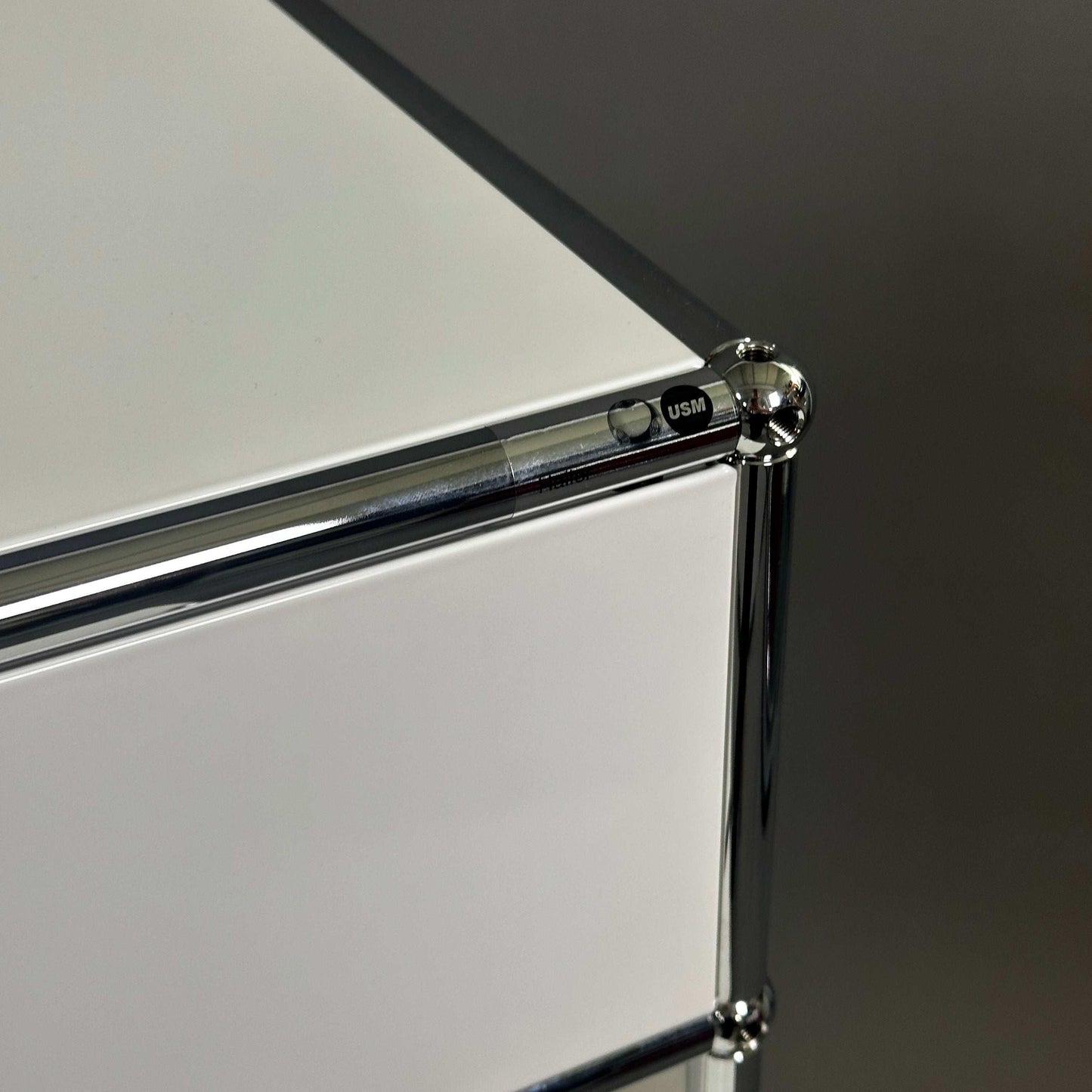USM Haller Highboard 1x3 weiß mit Klappen und Auszug, modernes Design, chromglänzende Rahmen, Softclose Funktion