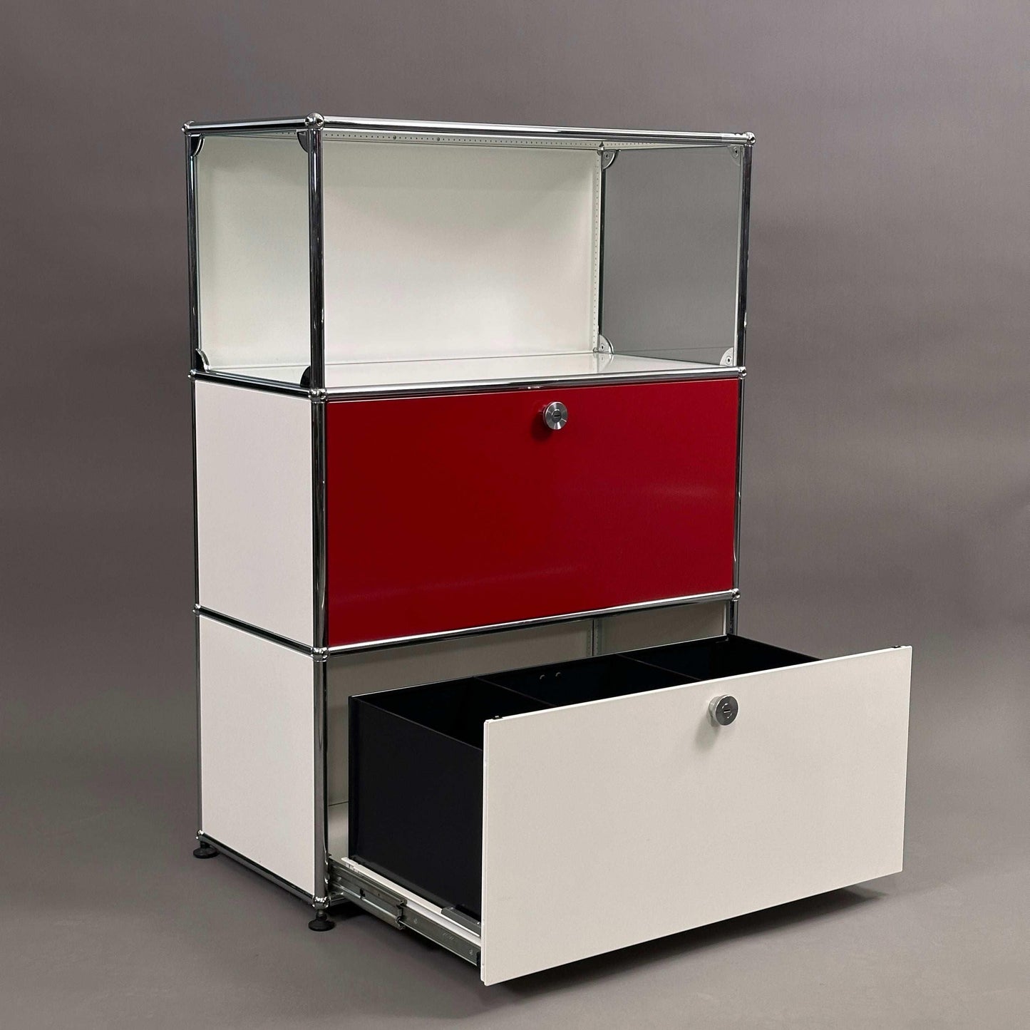 USM Haller Highboard weiß rot mit Glas und zwei Schubladen, modernes Sideboard mit Kippschutz, 77x109x37 cm