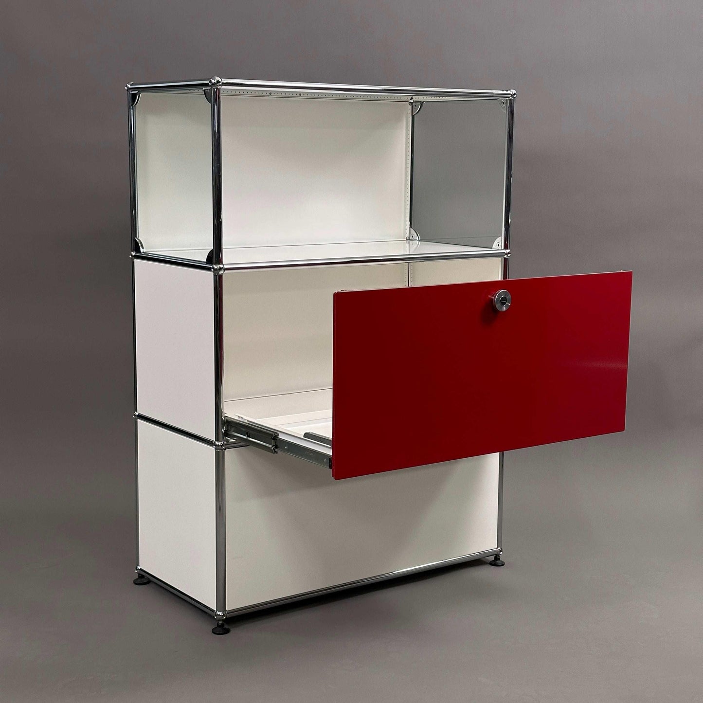 USM Haller Highboard in Weiß und Rubinrot mit Glaseinsätzen und zwei Schubladen, Kippschutz, Maße 77x109x37 cm