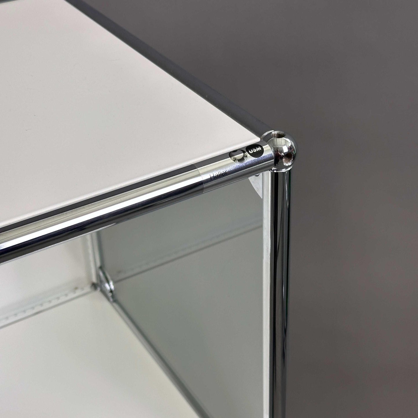 USM Haller Highboard in Weiß und Rubinrot mit Glasflächen und zwei Schubladen, modernes Sideboard mit Kippschutz und verchromtem Rahmen