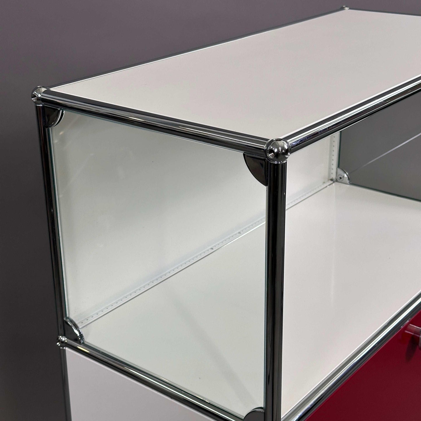USM Haller Highboard in Weiß und Rubinrot mit Glas-Seitenteilen und Schubladen