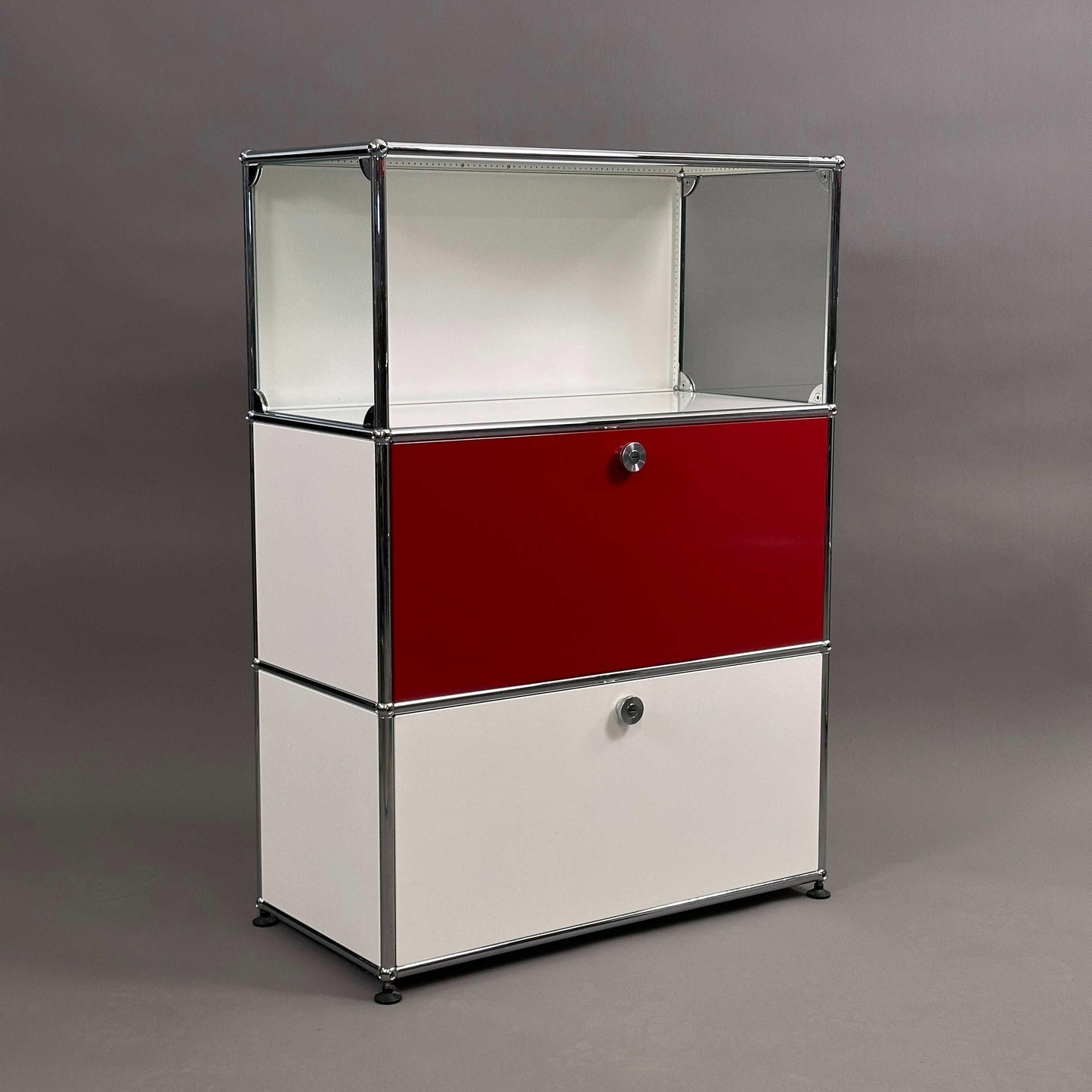 USM Haller Highboard in weiß und rot mit Glas-Seitenteilen und zwei Schubladen, modernes Sideboard mit Kippschutz und 4 Nivellierfüßen