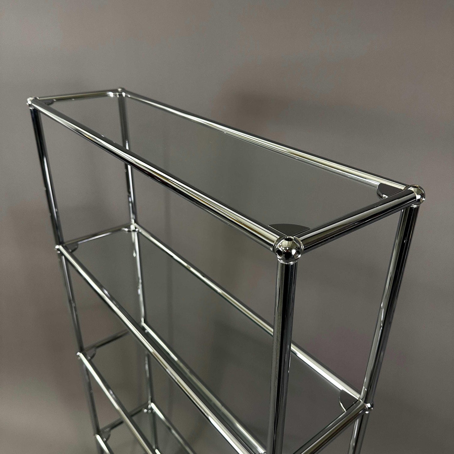 USM Haller Highboard mit Glasoberflächen, modernes Design, Maße 77x22x144 cm, chromfarbener Rahmen
