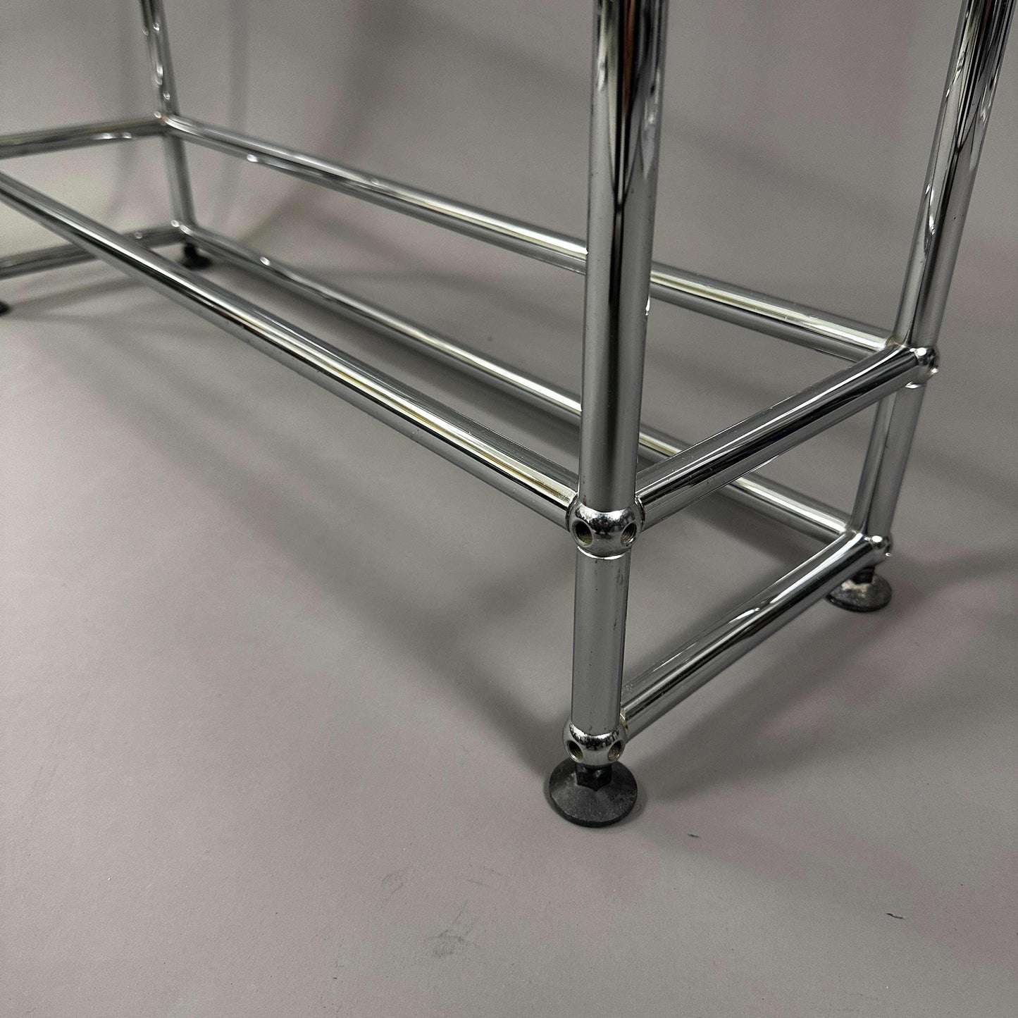 USM Haller Highboard 1x4 mit Glasoberflächen und verchromtem Metallgestell, Maße 77x22x144 cm