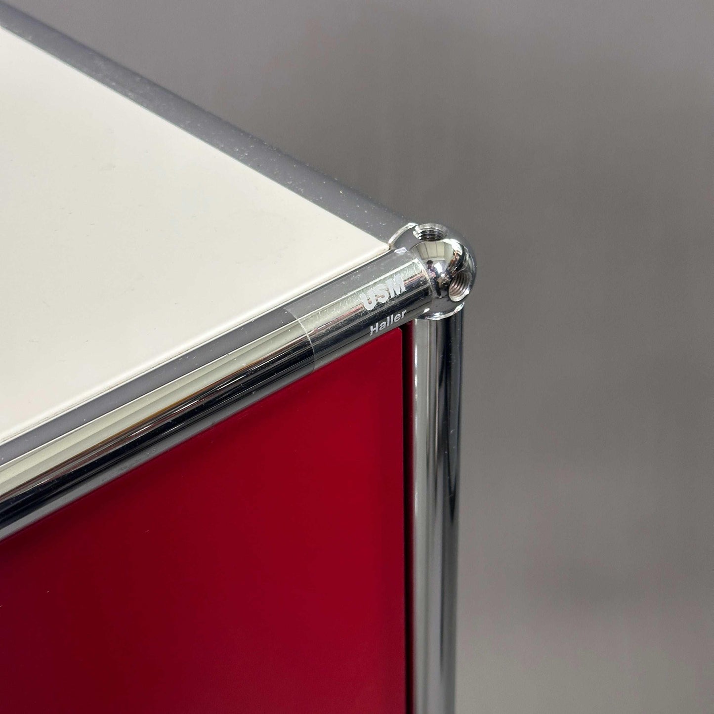 USM Haller Highboard 2x2 mit weißem Korpus und rubinroten Einschubklappen, Ecke mit Chromrahmen und Glastür