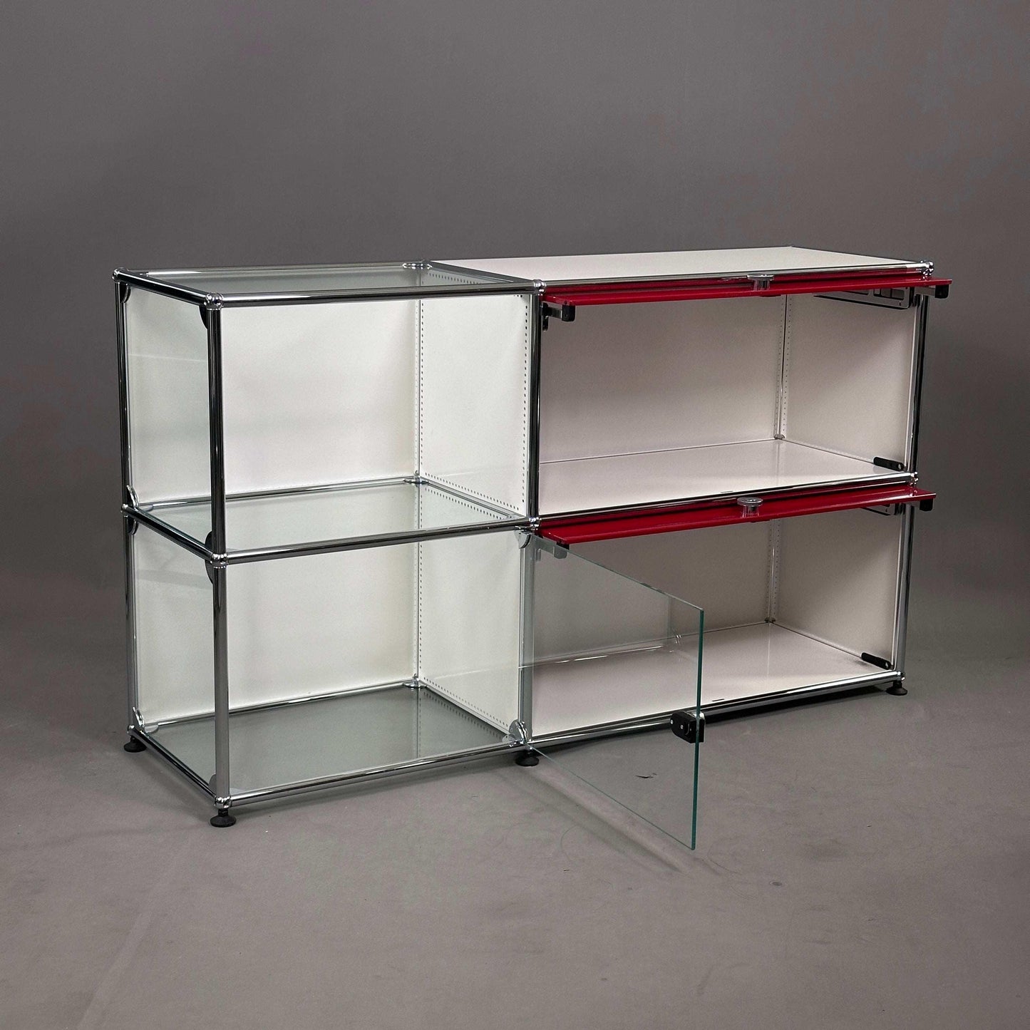 USM Haller Highboard 2x2 weiß mit rubinroten Einschubklappen und Glastür, modernes modulares Design, 74x109x38 cm