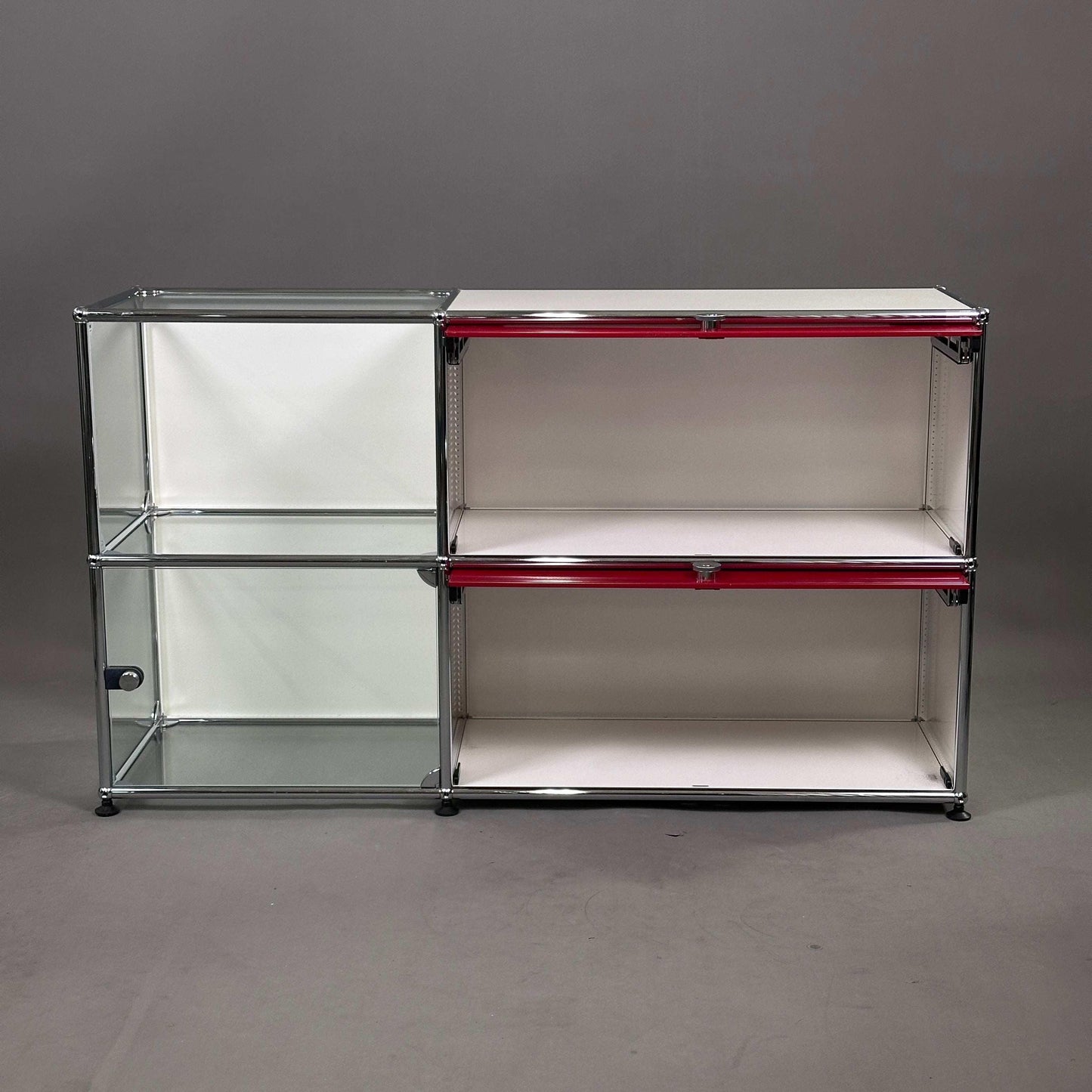 USM Haller Highboard 2x2 in weiß mit rubinroten Einschubklappen und Glastür, modernes Regalmaß 74x109x38 cm