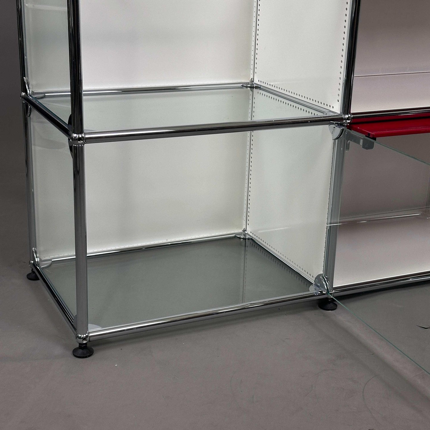 USM Haller Highboard 2x2 weiß mit rubinroten Einschubklappen und Glastür, modernes Design