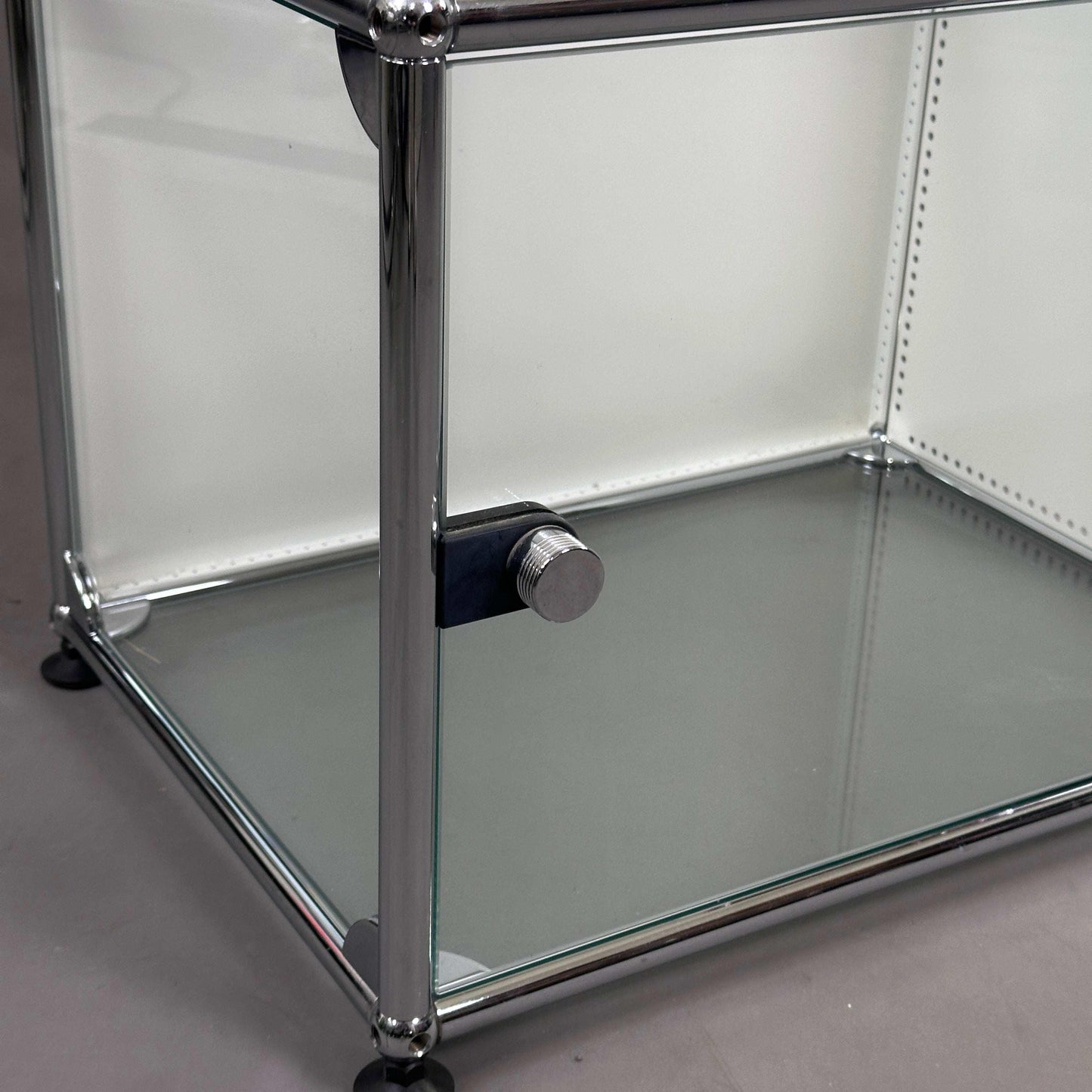 USM Haller Highboard 2x2 weiß mit rubinroten Einschubklappen und Glastür, 74x109x38 cm, modernes Design