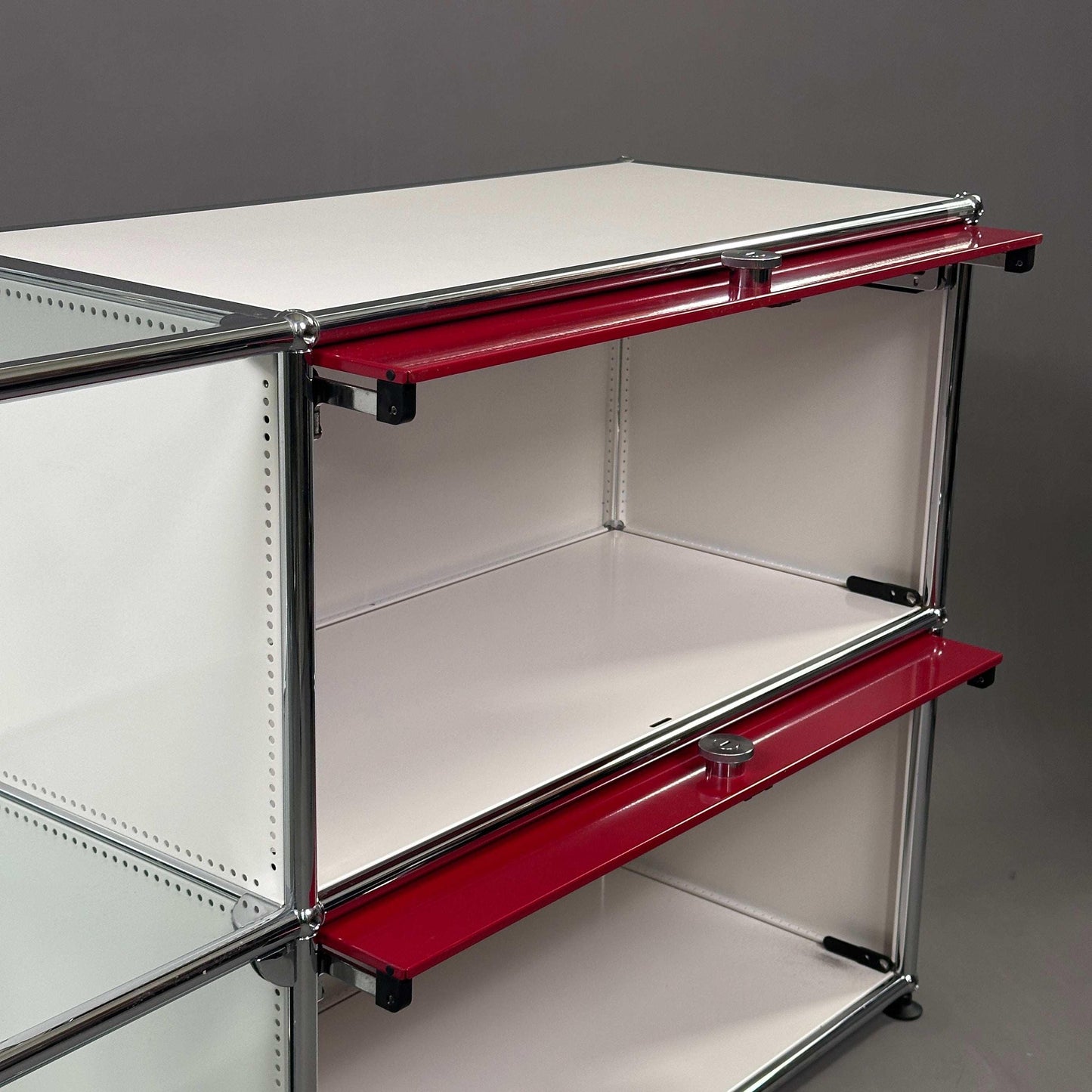 USM Haller Highboard 2x2 in Weiß mit rubinroten Einschubklappen und Glastür, moderne modulare Aufbewahrungslösung