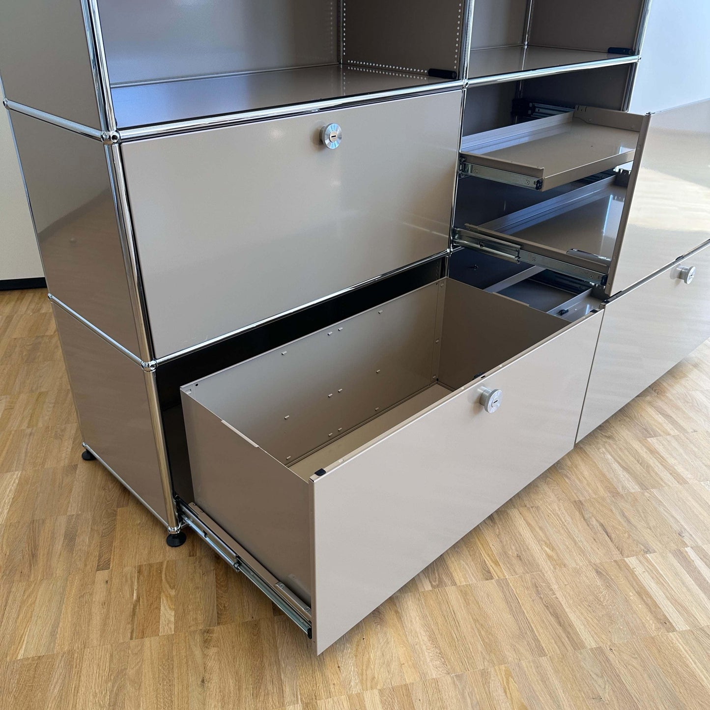 USM Haller Highboard 2x3 beige mit offenen Auszügen und Klappen auf Holzfußboden