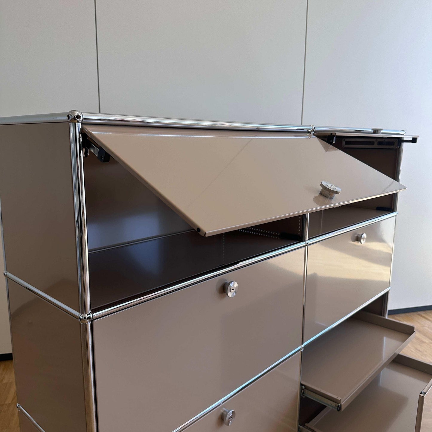 USM Haller Highboard 2x3 beige mit 4 Auszügen und 2 Einschubklappen, Metallrahmen, modernes Design