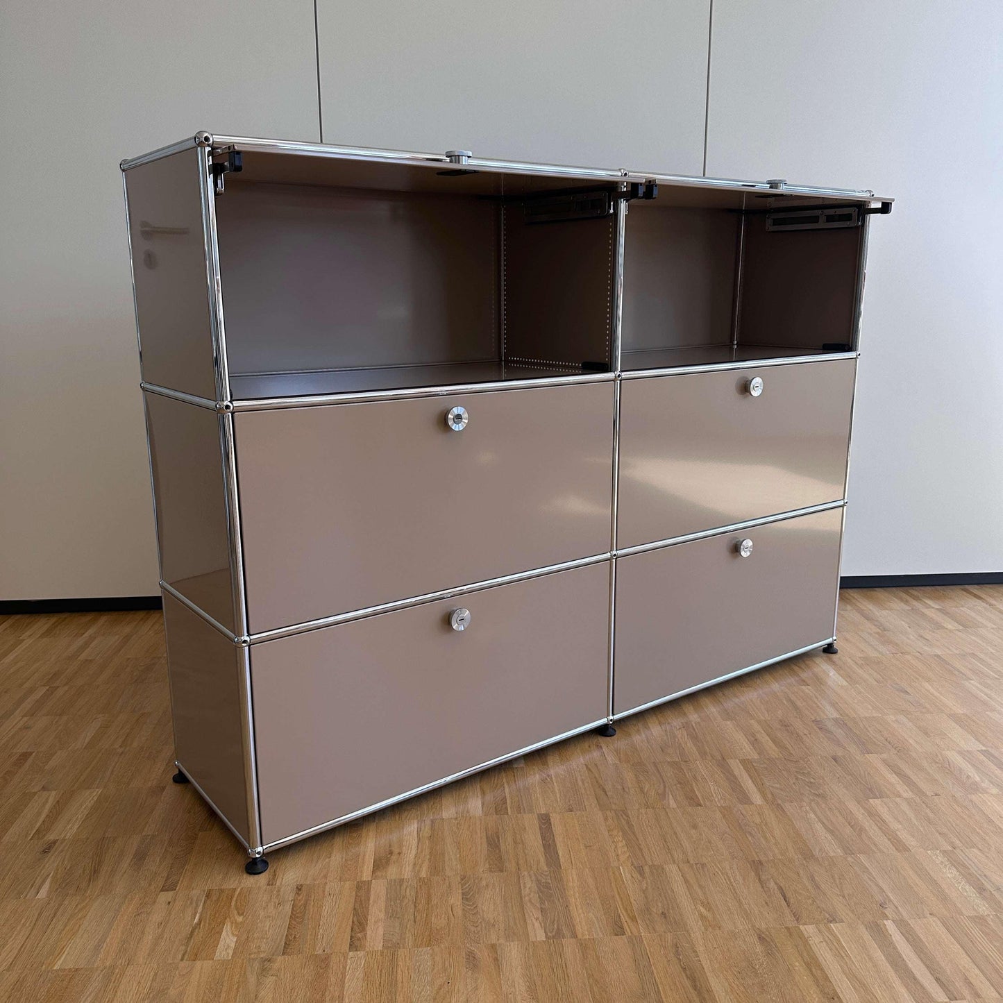 USM Haller Highboard 2x3 beige mit 4 Auszügen und 2 Klappen in gutem Zustand auf Holzboden