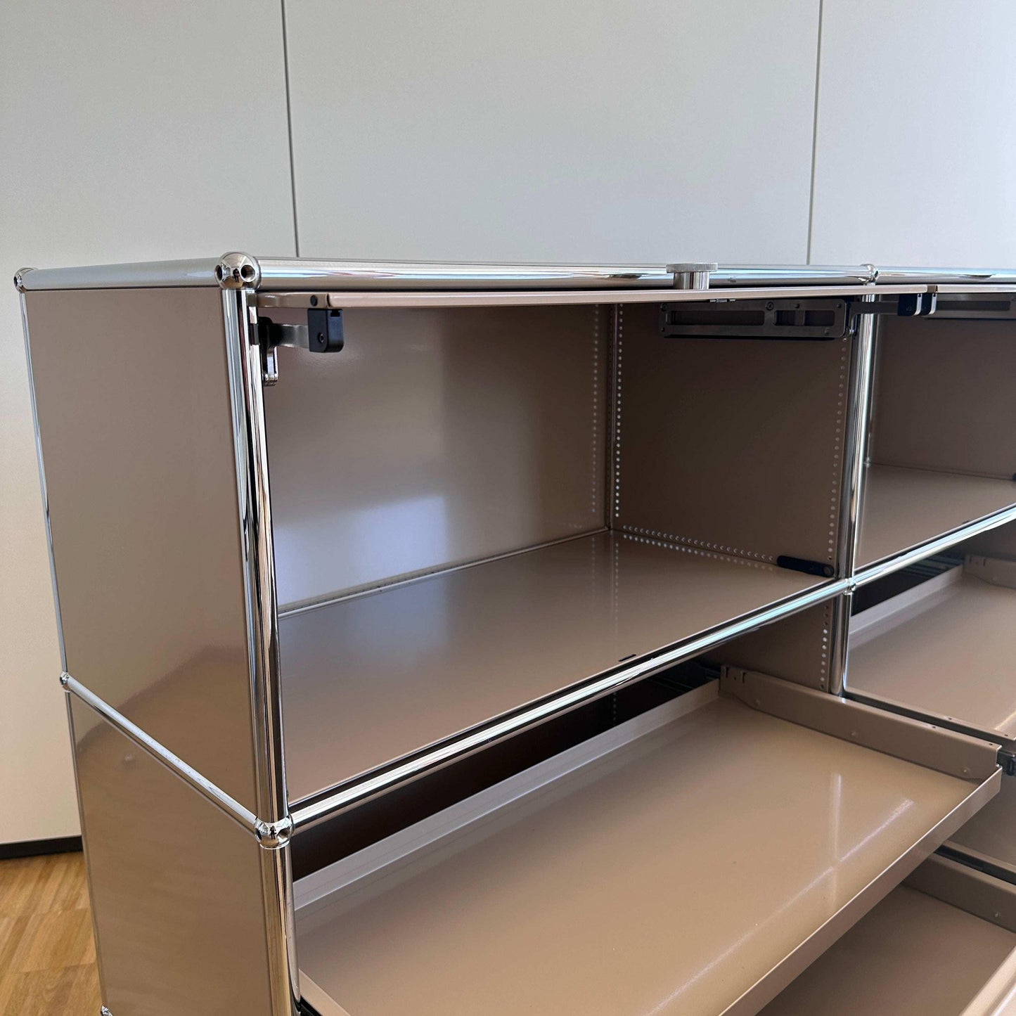 USM Haller Highboard 2x3 beige mit 4 Auszügen, 2 Klappen und verchromtem Rahmen