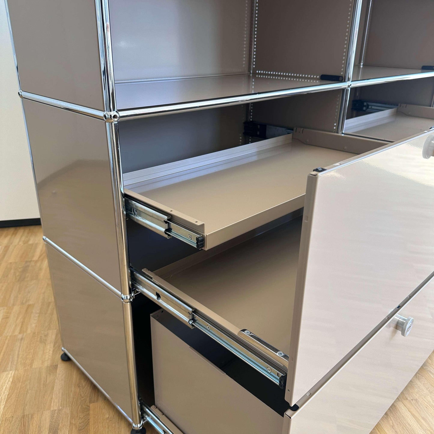 USM Haller Highboard beige mit 4 Auszügen und 2 Klappen in sehr gutem Zustand