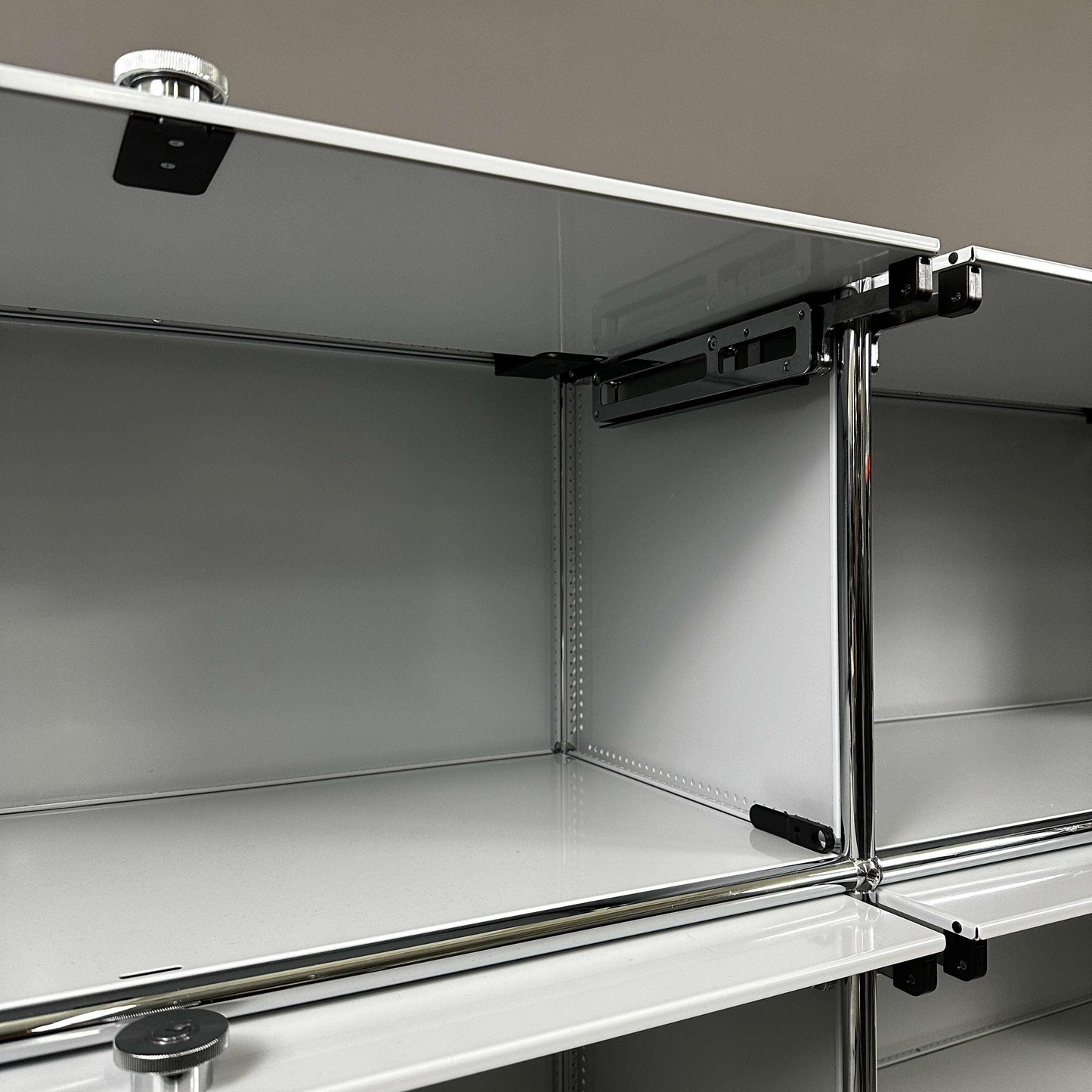 USM Haller Highboard 2x3 lichtgrau mit zwei Klappen und vier Einschüben, moderne Metalloptik, Maße 152x109x38 cm