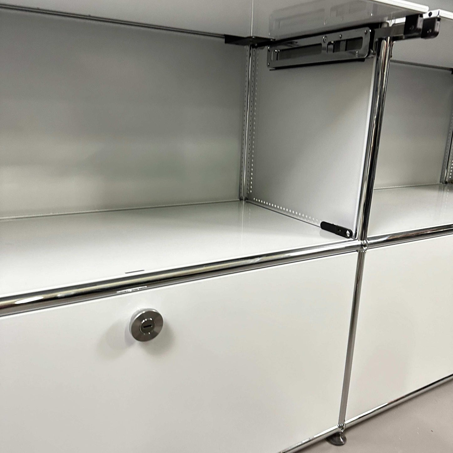 USM Haller Highboard 2x3 lichtgrau mit 4 Einschüben und 2 Klappen, modernes Metallregal