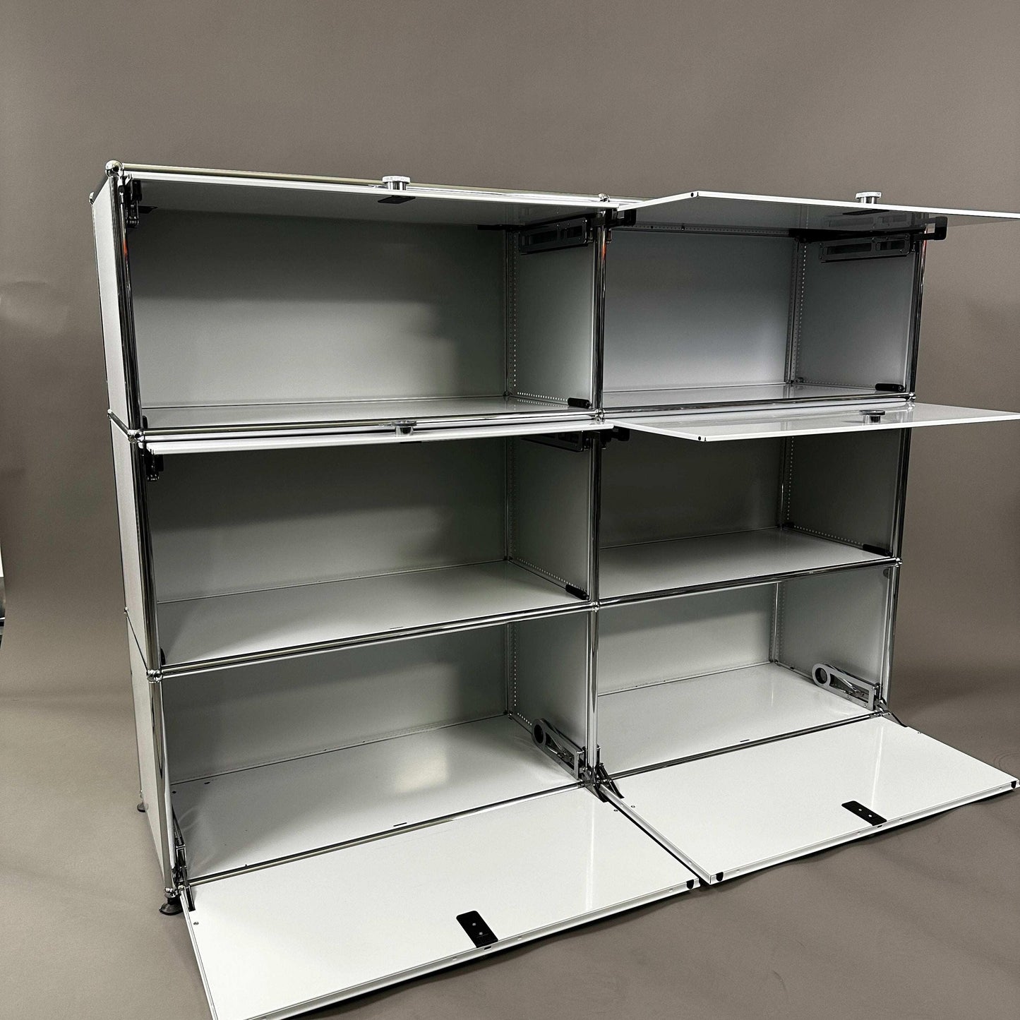 USM Haller Highboard 2x3 lichtgrau mit 4 Einschüben und 2 Klappen, 152x109x38 cm, offene Schrankfächer