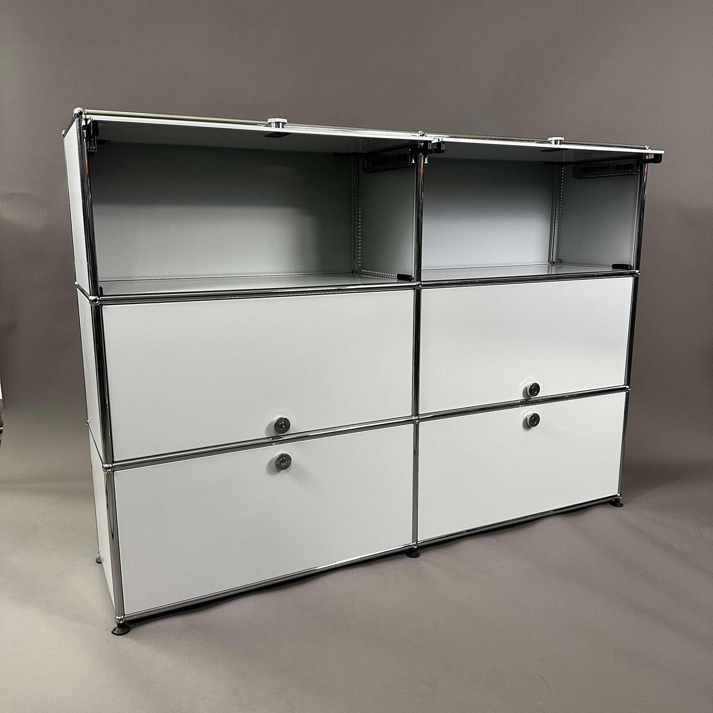 USM Haller Highboard 2x3 lichtgrau mit 4 Einschüben und 2 Klappen, modernes Design, Maße 152x109x38 cm