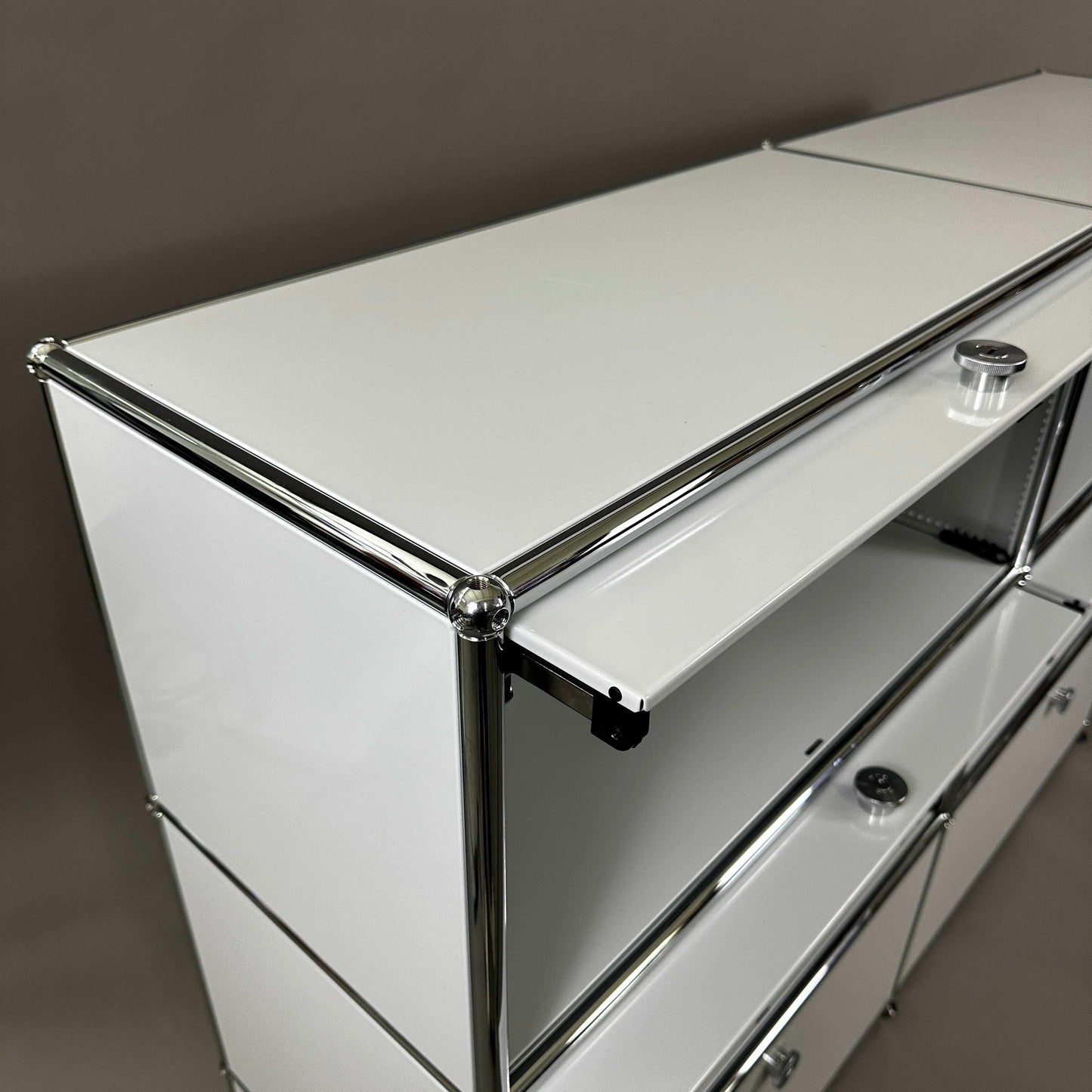 USM Haller Highboard 2x3 lichtgrau mit 4 Einschüben und 2 Klappen, Maße 152x109x38 cm, modernes Design