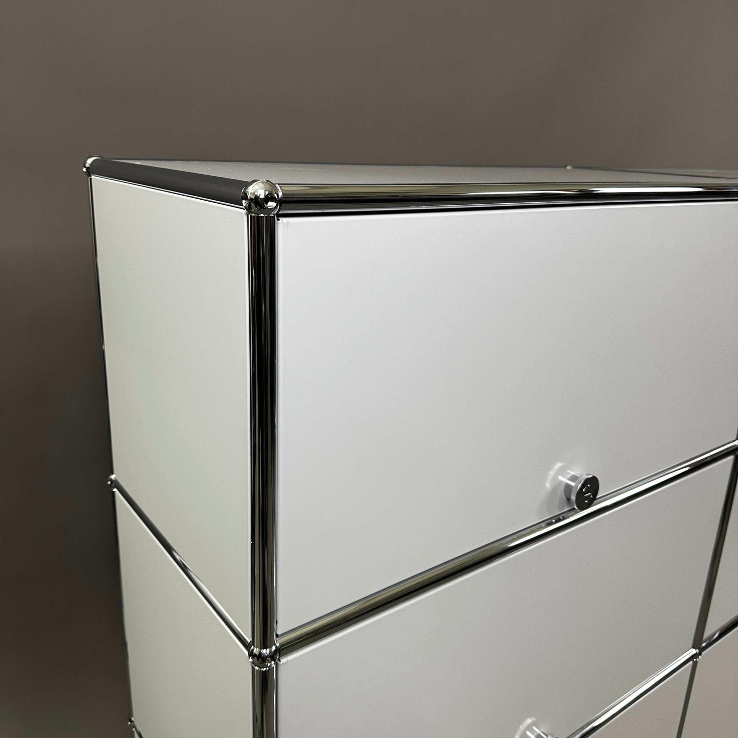 USM Haller Highboard 2x3 lichtgrau mit 4 Einschüben und 2 Klappen, modernes Design, Maße 152x109x38 cm