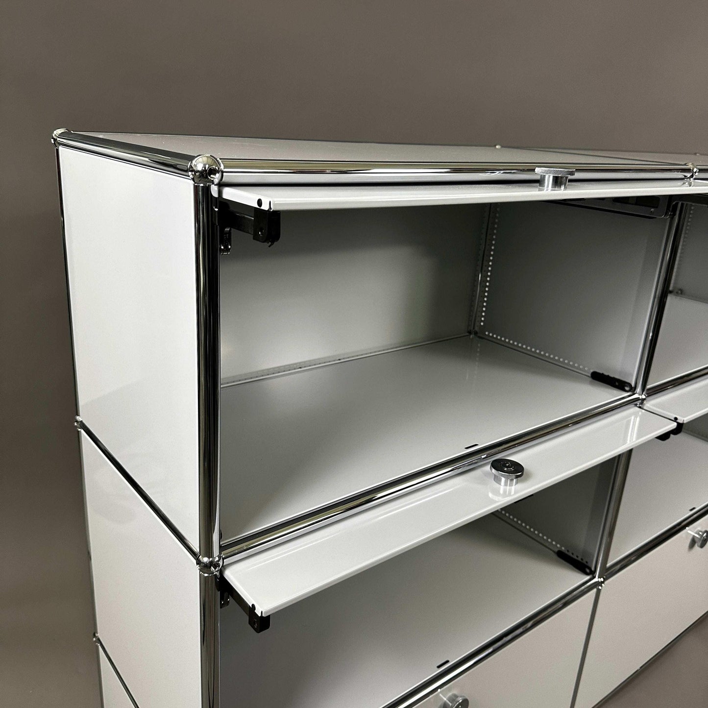 USM Haller Highboard 2x3 in lichtgrau mit 4 Einschüben und 2 Klappen, modernes Design und stabile Metallkonstruktion