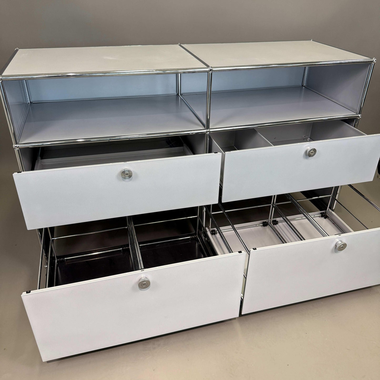USM Haller Highboard 2x3 Fächer mattsilber mit 4 Auszügen und Rollen offen und geschlossen
