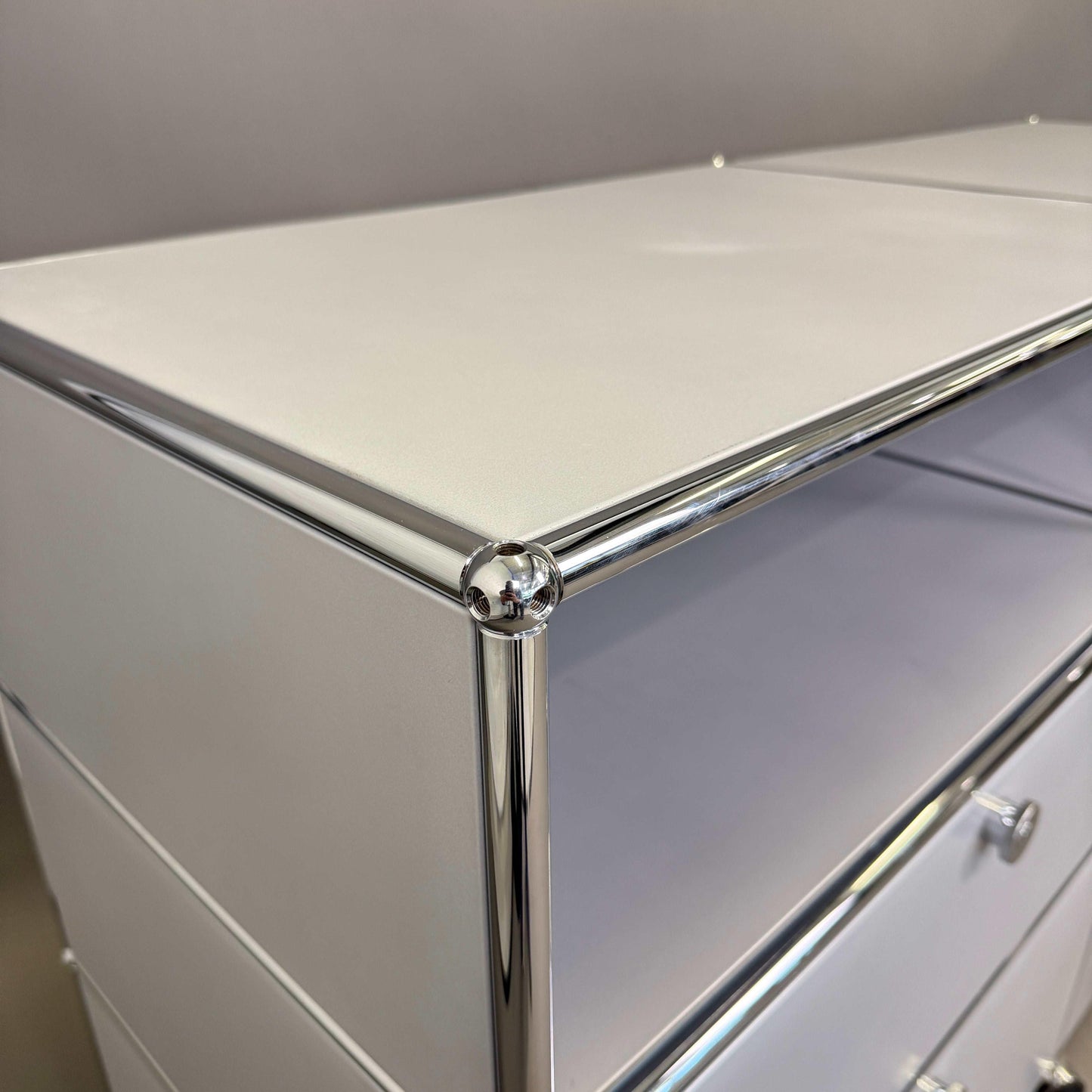 USM Haller Highboard mattsilber mit 2x3 Fächern und 4 Auszügen auf Rollen