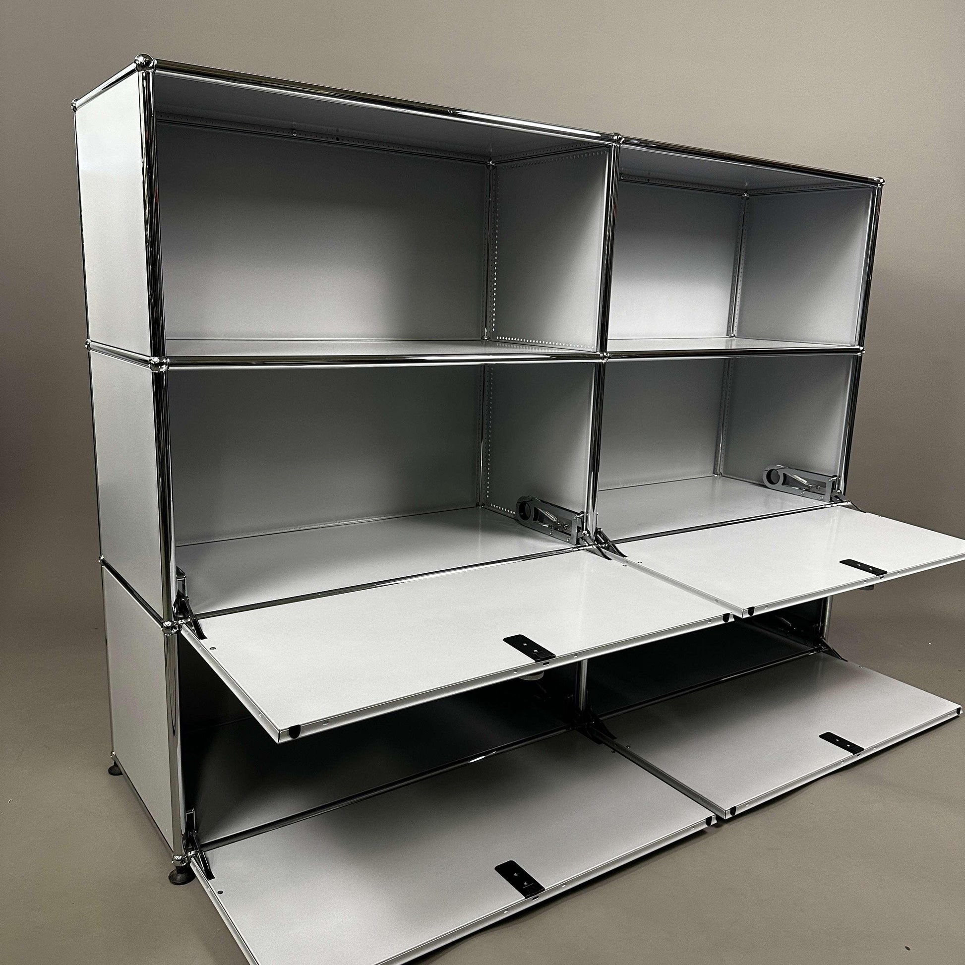 USM Haller Highboard matt silber mit 2x3 Fächern und 4 Klappen, modernes Design, Maße 152x109x38 cm, guter Zustand, wenige Kratzer