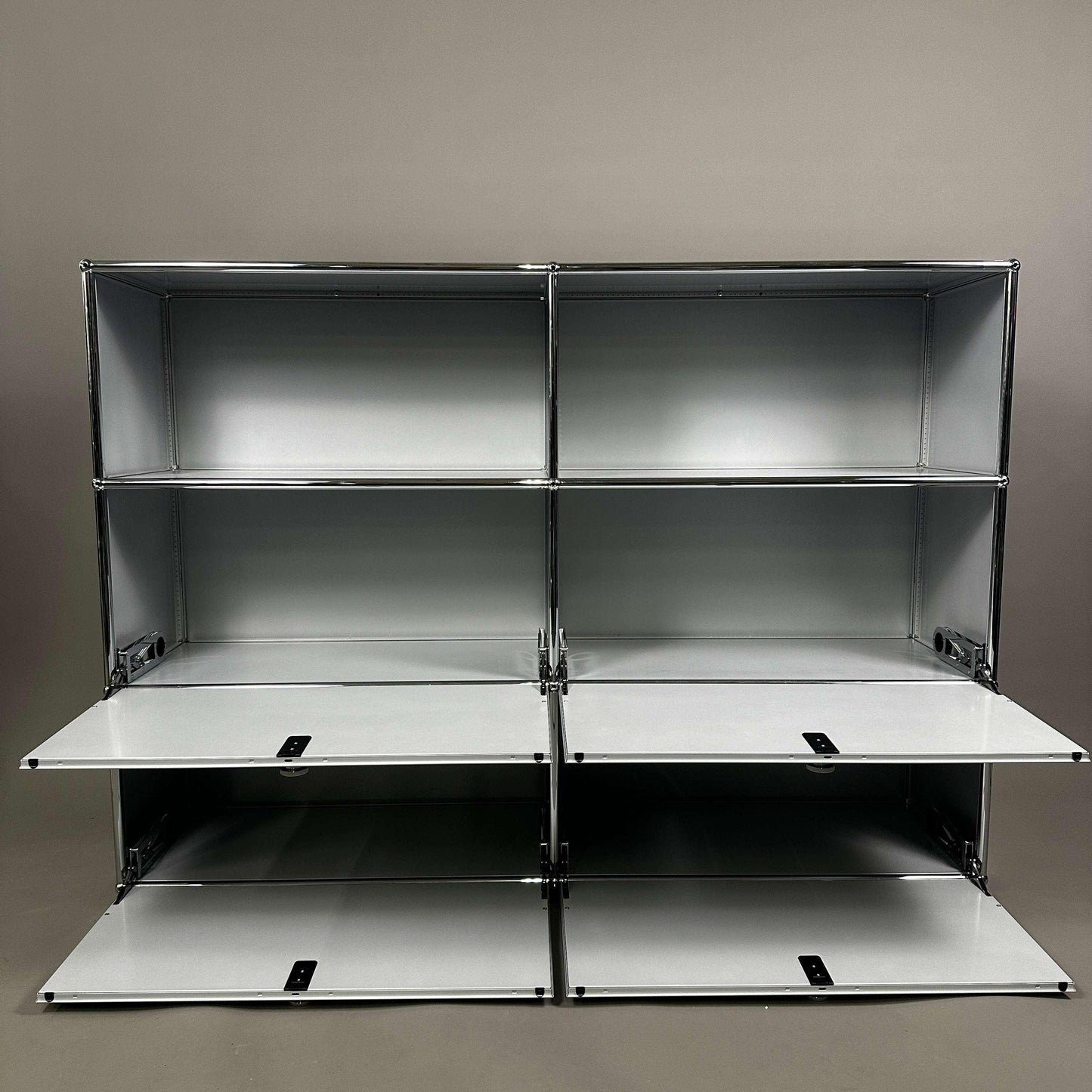 USM Haller Highboard 2x3 mattsilber mit 4 abschließbaren Klappen, sehr guter Zustand, minimal Kratzer