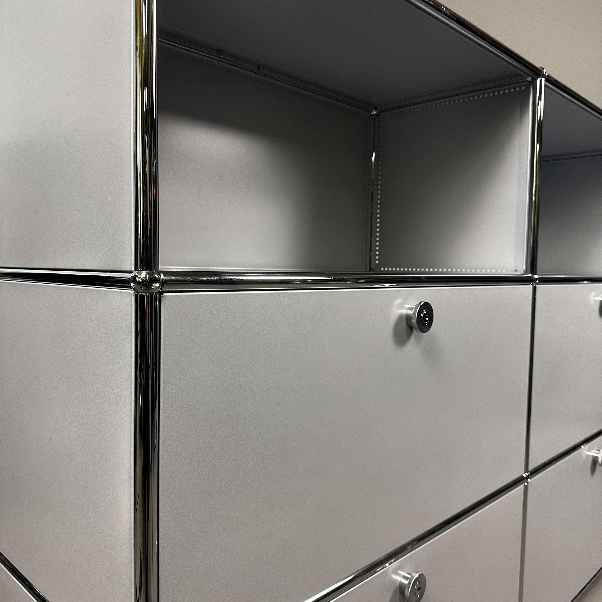 USM Haller Highboard 2x3 mattsilber mit 4 abschließbaren Klappen, Maße 152x109x38 cm, neuwertiger Zustand