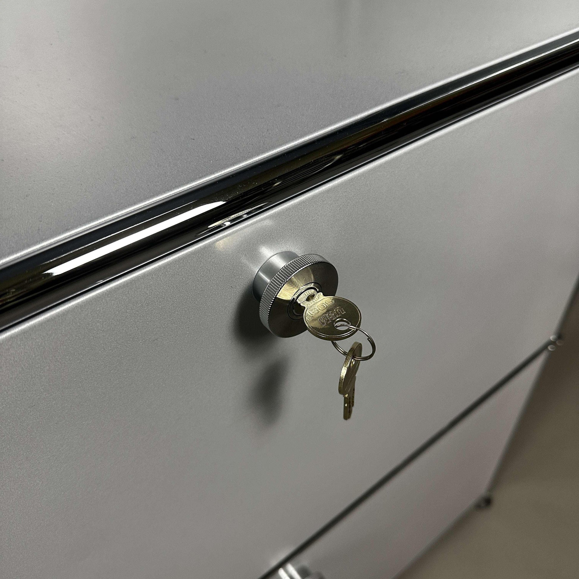 USM Haller Highboard in mattsilber mit abschließbarem Schloss und vier Klappen, 152x109x38 cm